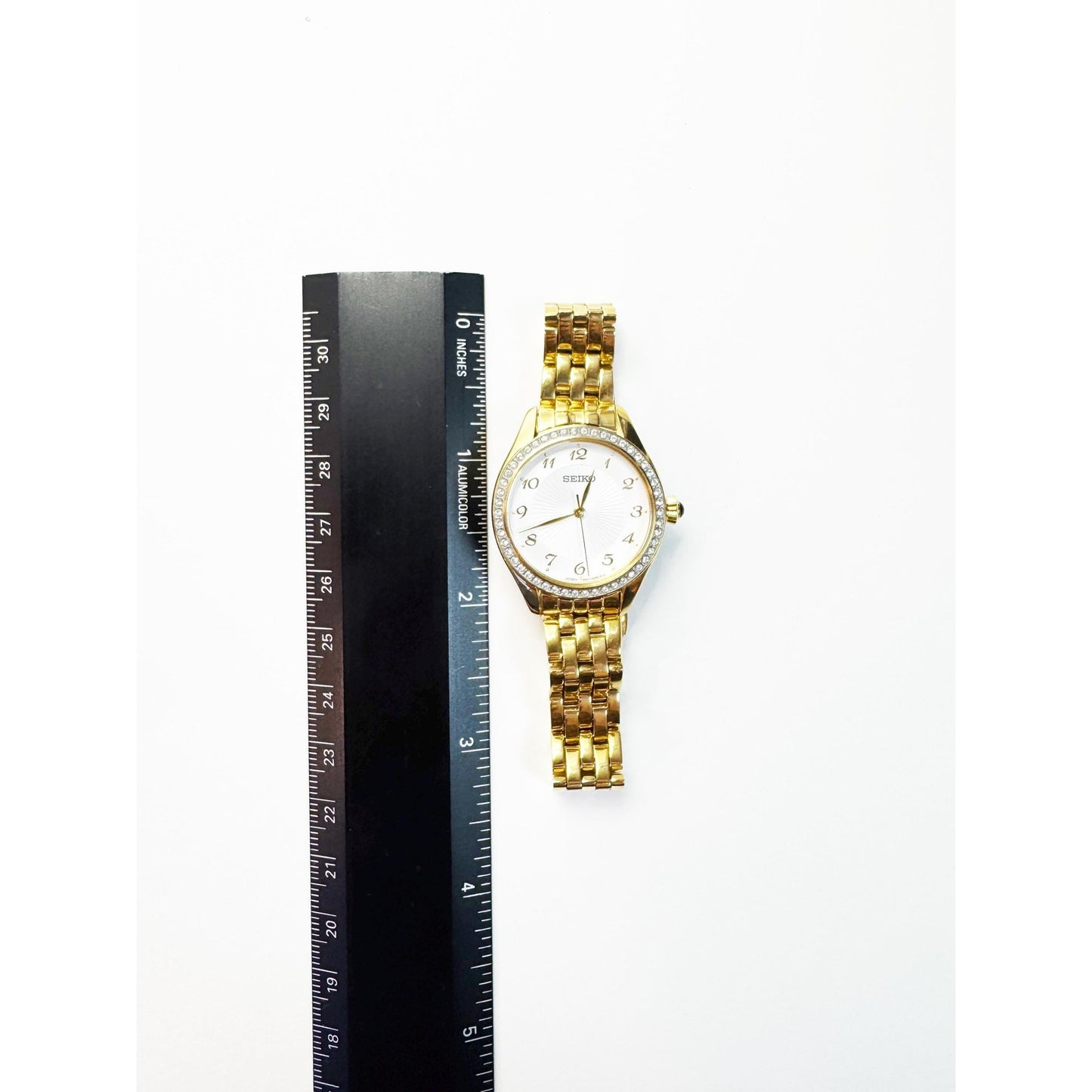 Vintage Gold Watch with Circular Crystal Face l Seiko