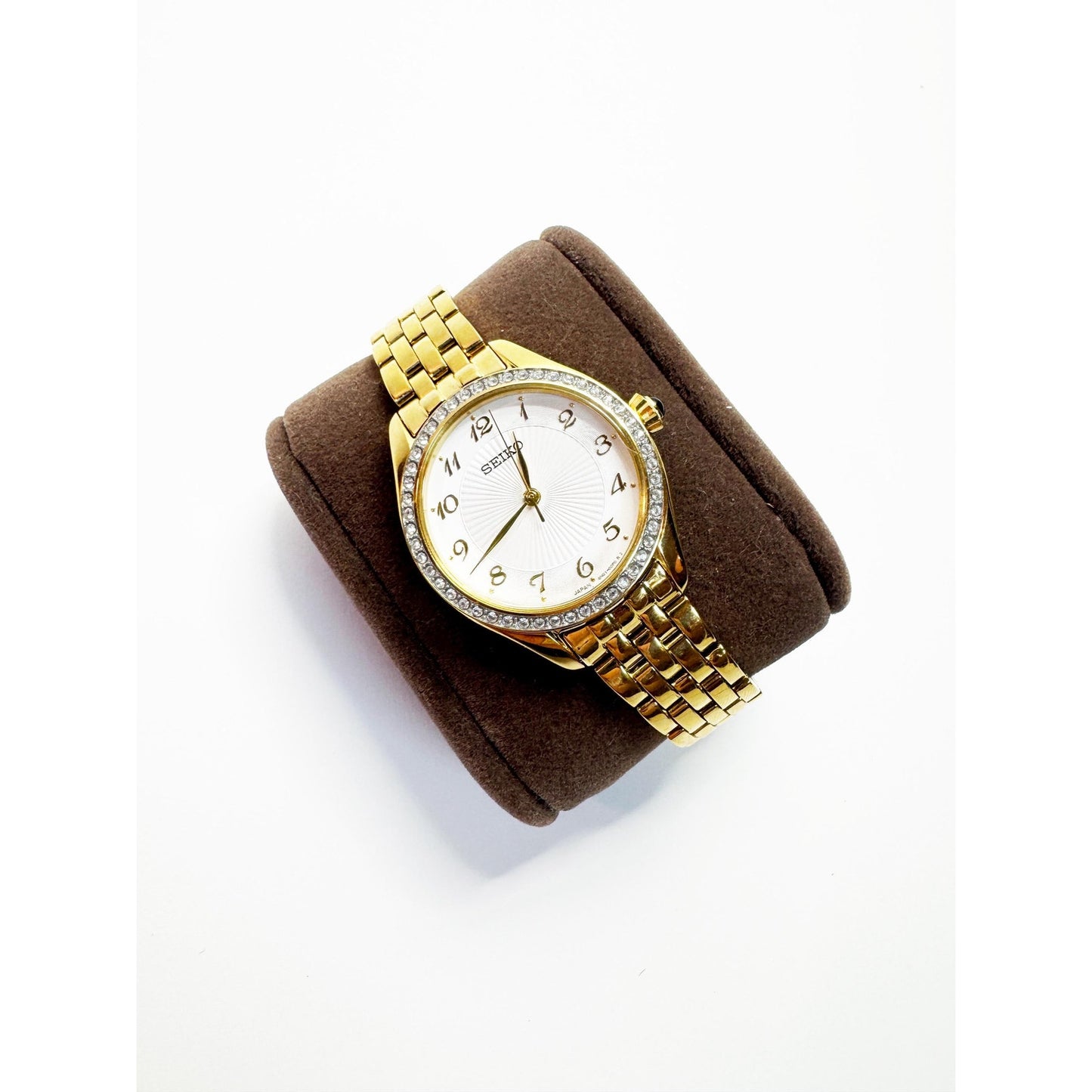 Vintage Gold Watch with Circular Crystal Face l Seiko