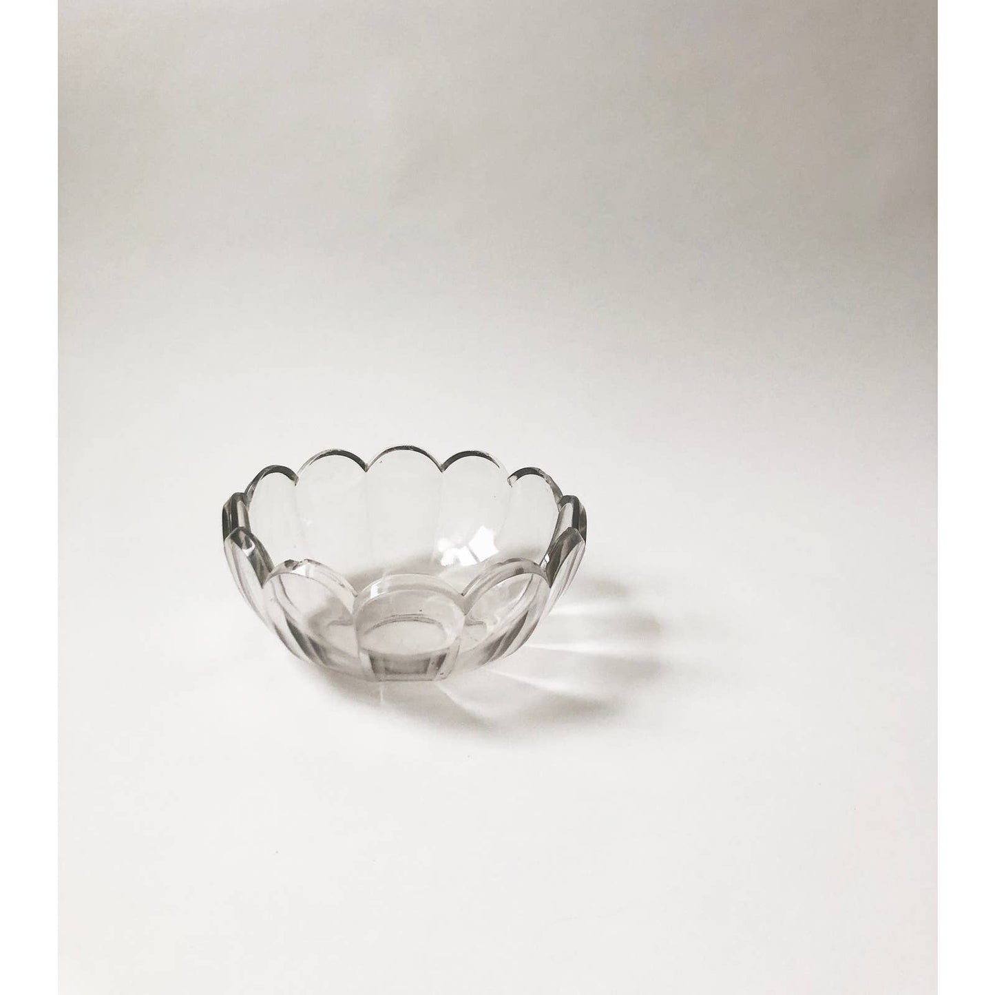 Vintage Scalloped Edge Design Decorative Bowl