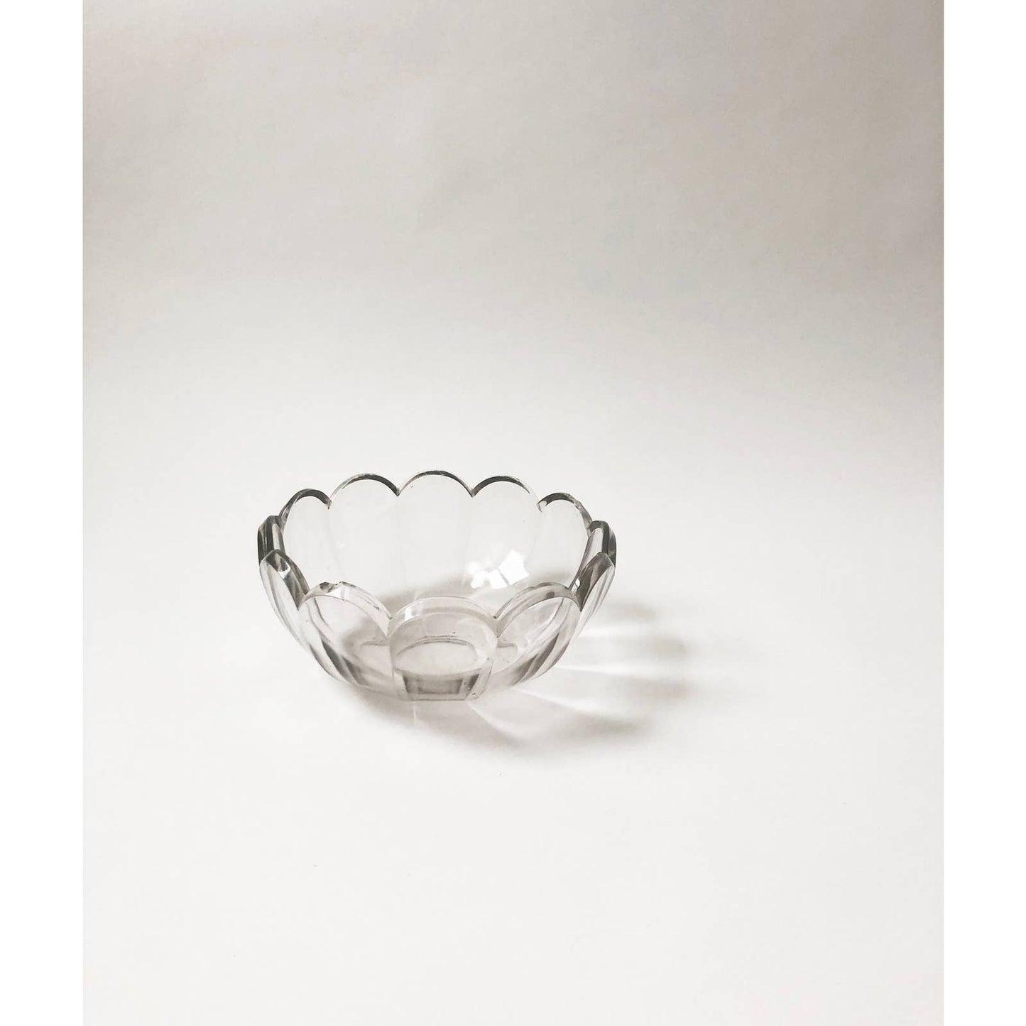 Vintage Scalloped Edge Design Decorative Bowl