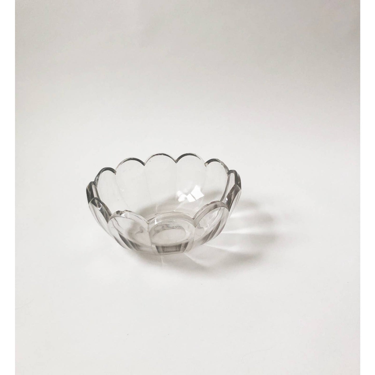 Vintage Scalloped Edge Design Decorative Bowl