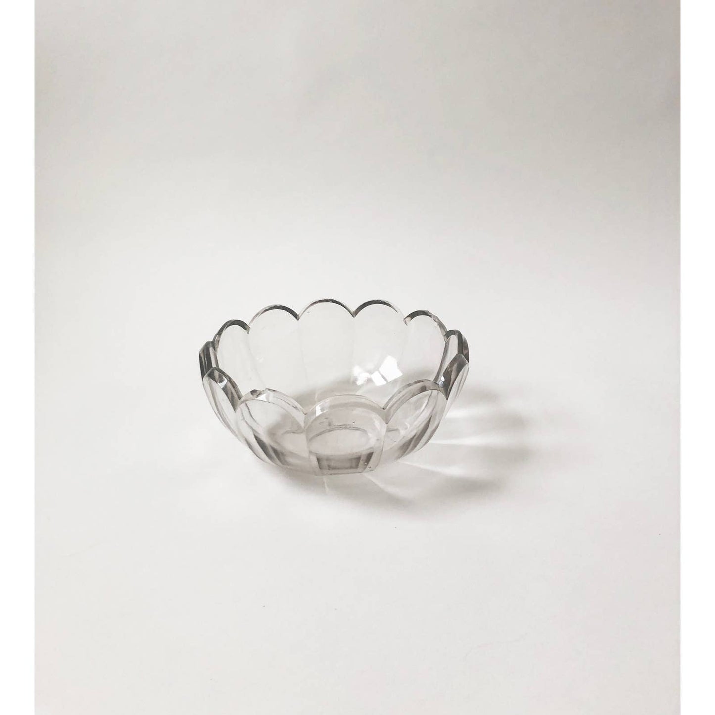 Vintage Scalloped Edge Design Decorative Bowl