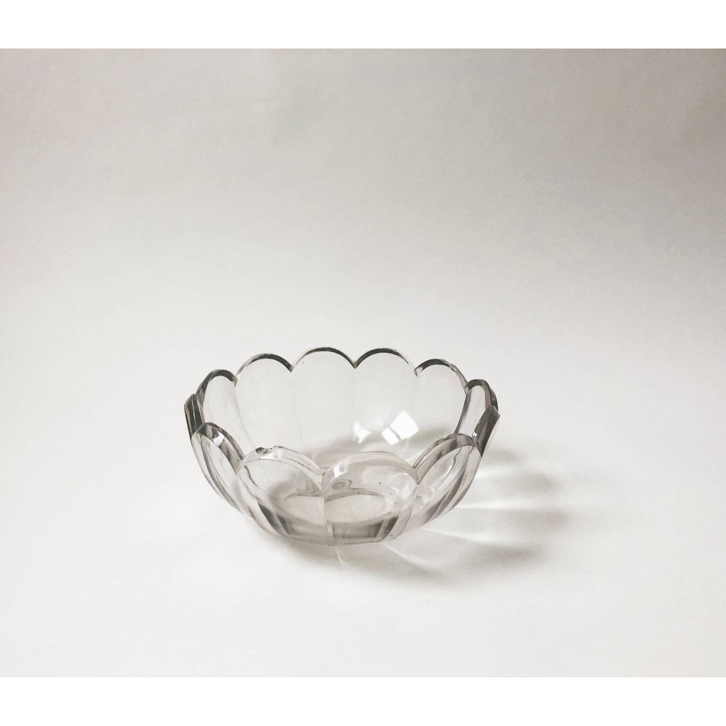 Vintage Scalloped Edge Design Decorative Bowl