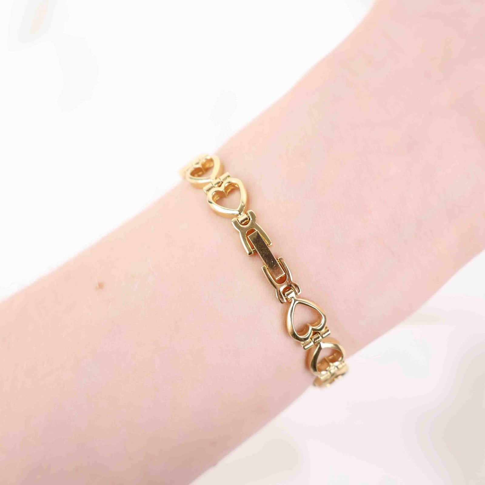 Vintage Armitron Oval Face Watch – Gold Tone Heart Bracelet (Working Battery)