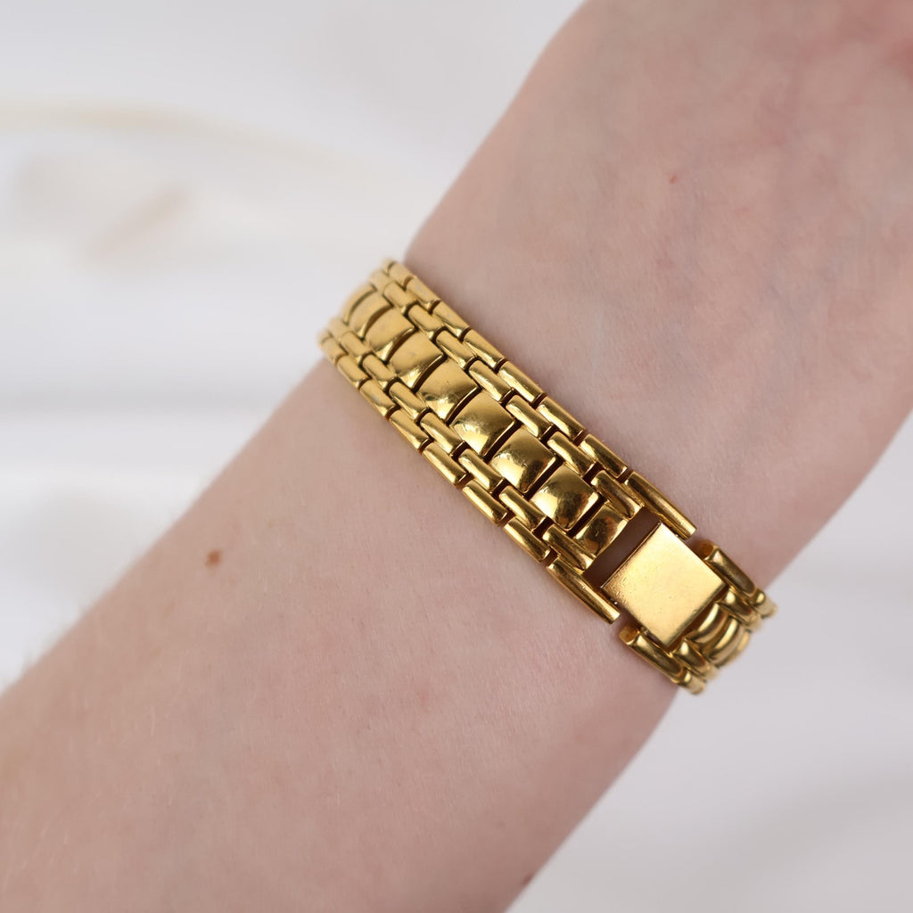 Vintage Gold Tone Pulsar Watch with a Circle Face