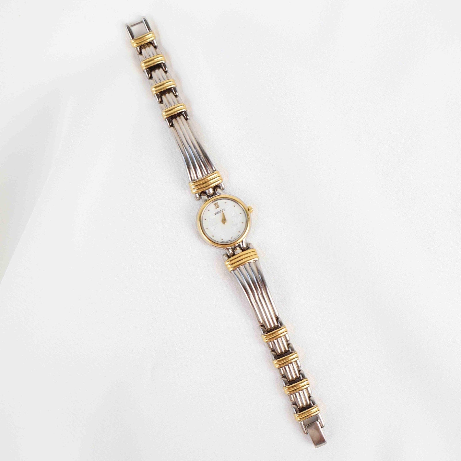 Vintage Two Tone Seiko with a White Round Face - (Working Battery)