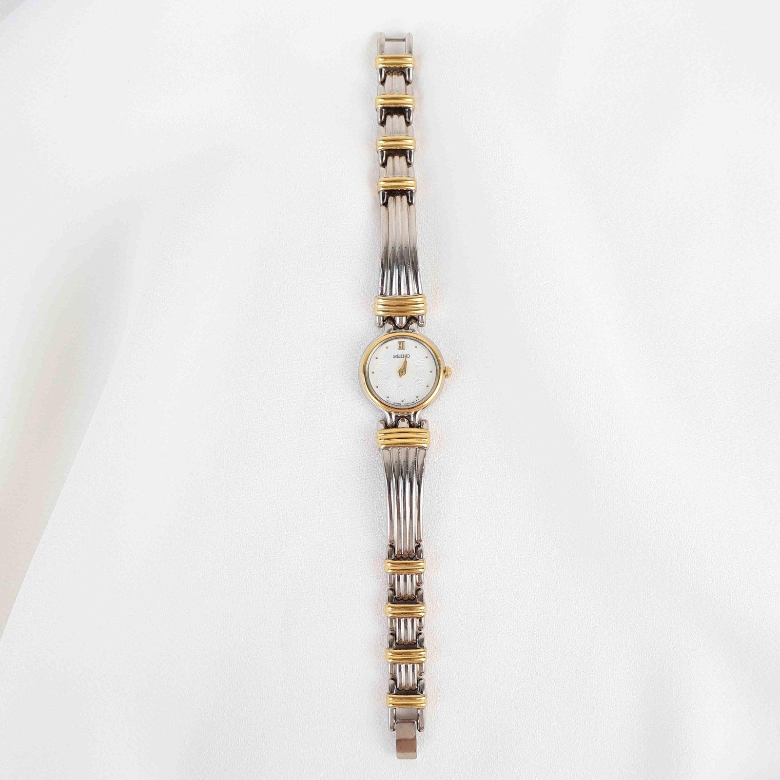 Vintage Two Tone Seiko with a White Round Face - (Working Battery)