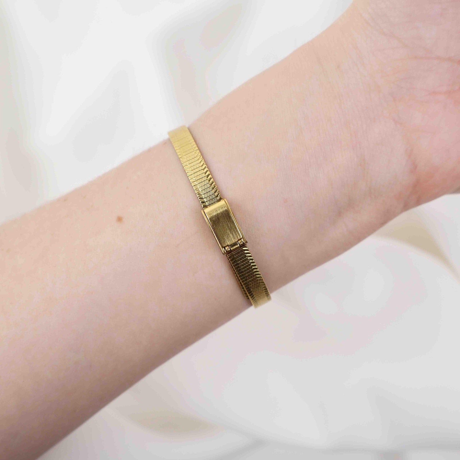 Vintage Armitron Oval Face Watch – Gold Tone Bracelet (Working Battery)
