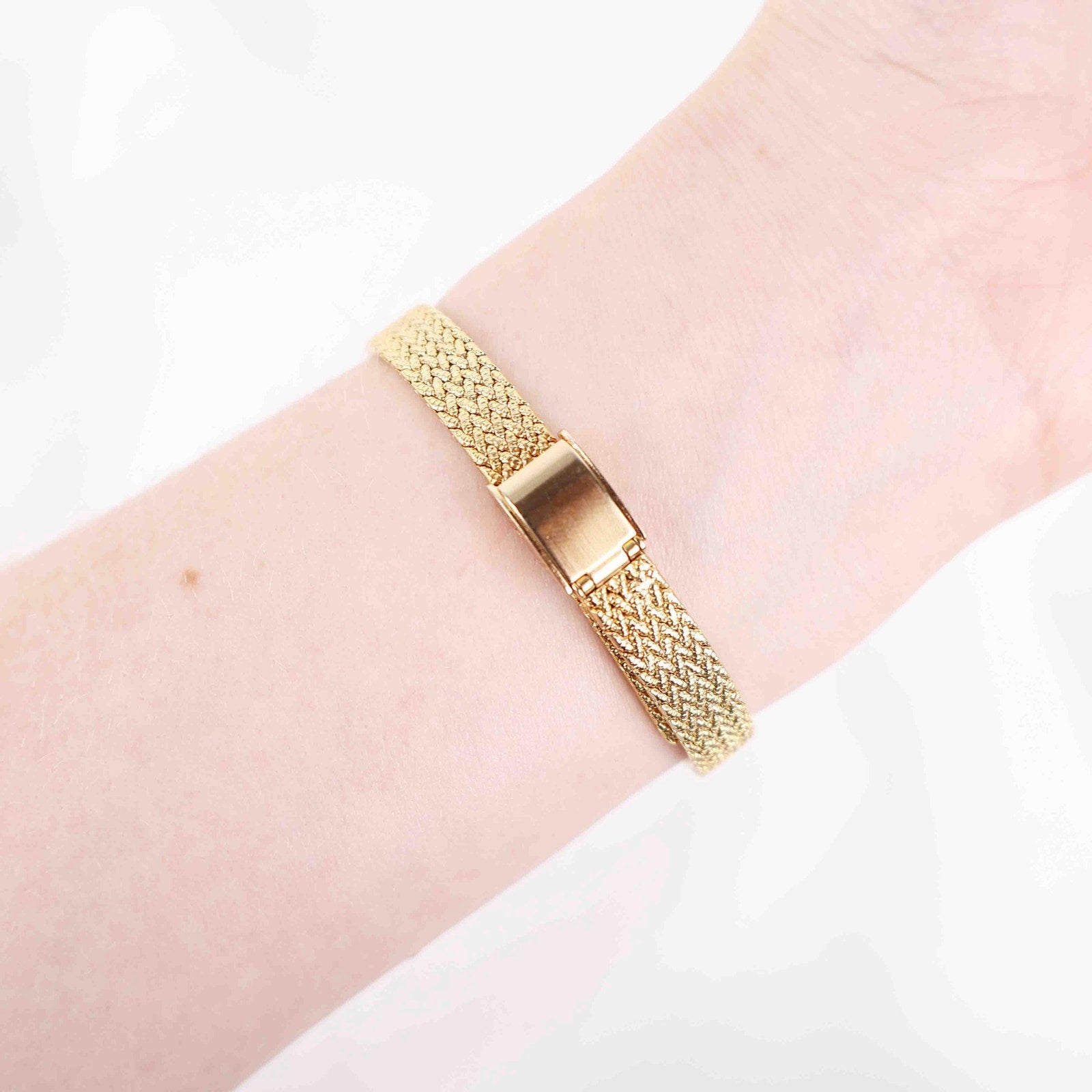 Vintage Deauville Circle Face Watch – Gold Tone Bracelet (Working Battery)