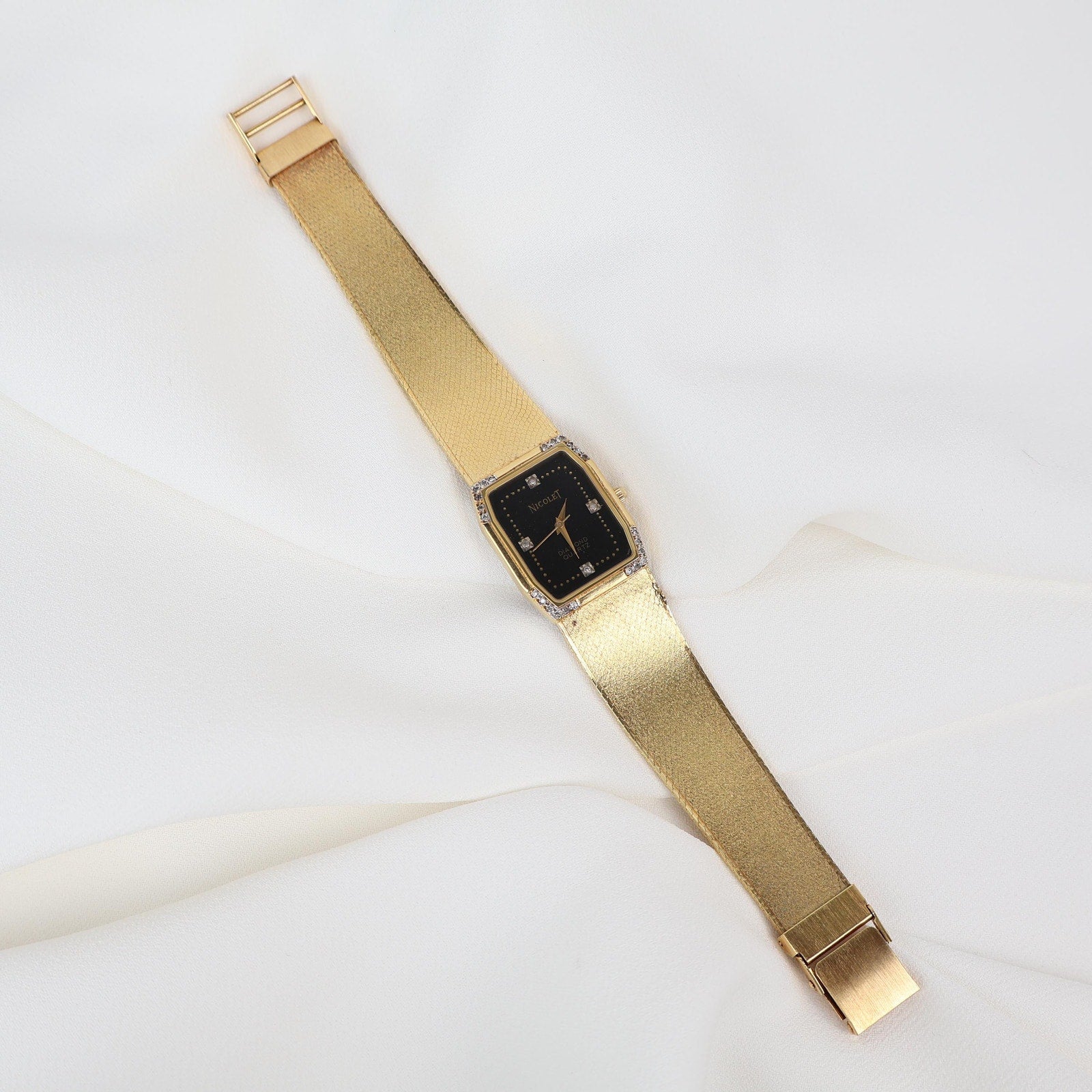 Stunning Vintage Gold Tone Nicolet Watch in Working Condition