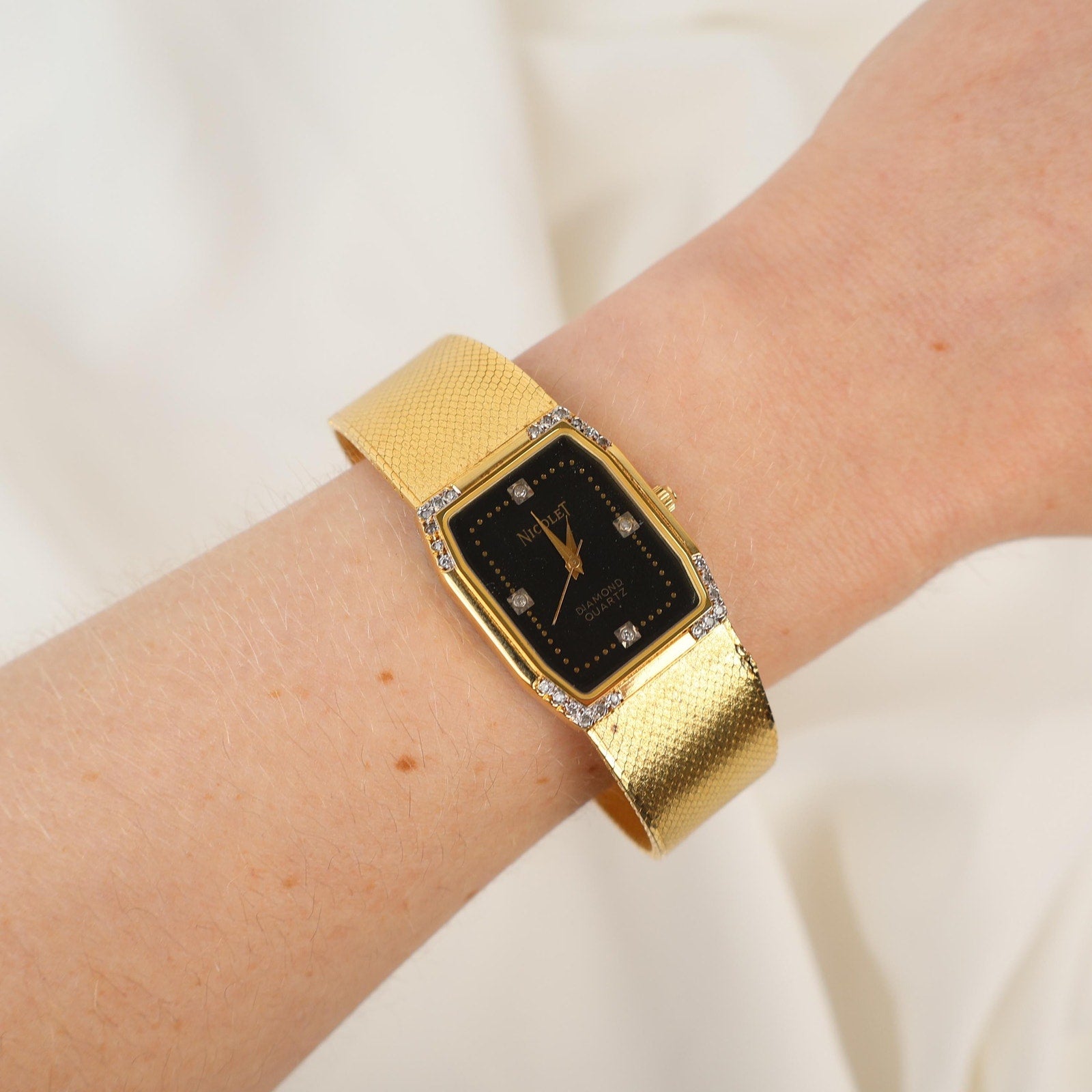 Stunning Vintage Gold Tone Nicolet Watch in Working Condition