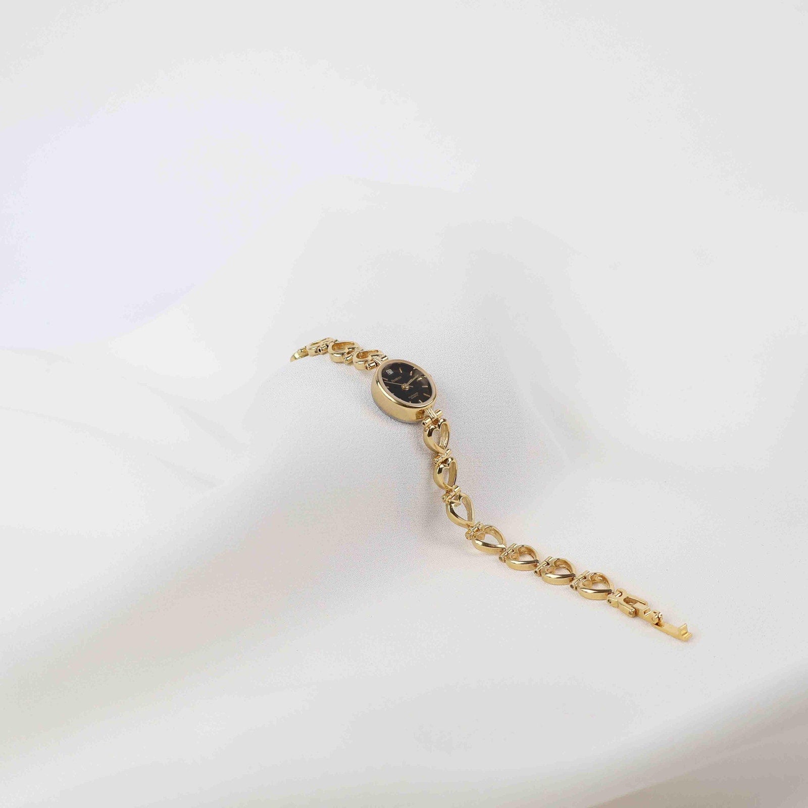 Vintage Armitron Oval Face Watch – Gold Tone Heart Bracelet (Working Battery)