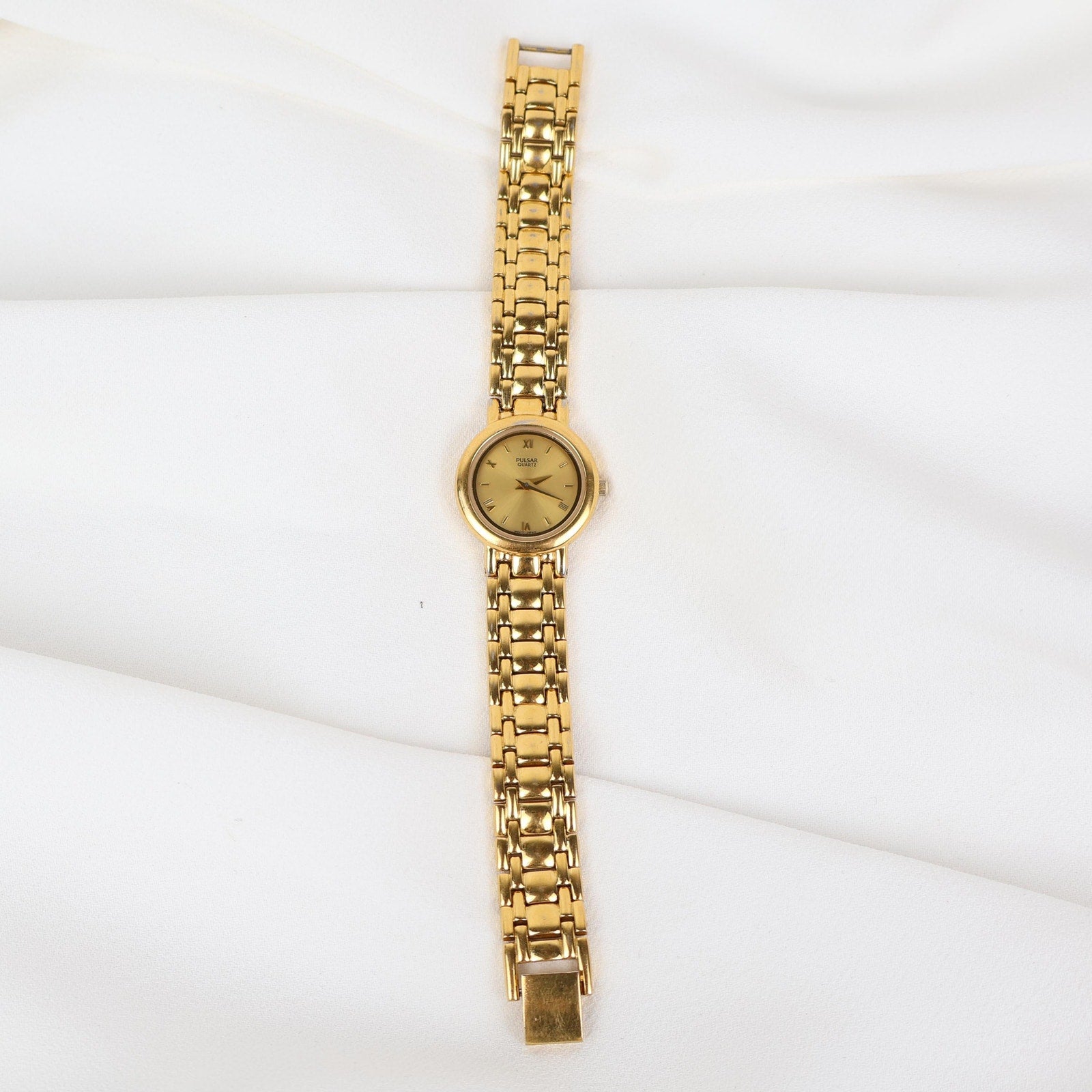 Vintage Gold Tone Pulsar Watch with a Circle Face