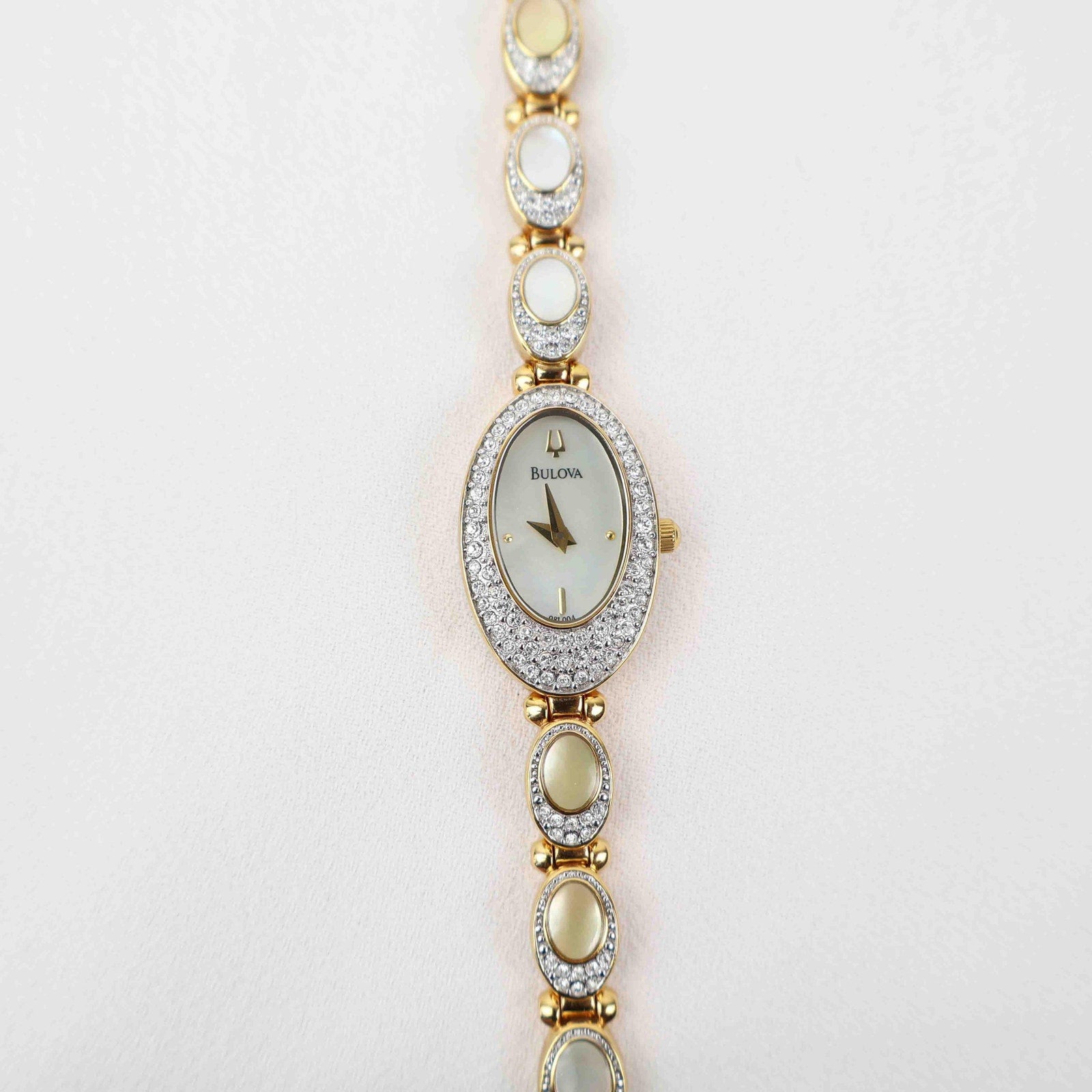Stunning Vintage Bulova Watch – Gold Tone Bracelet (Working Battery)