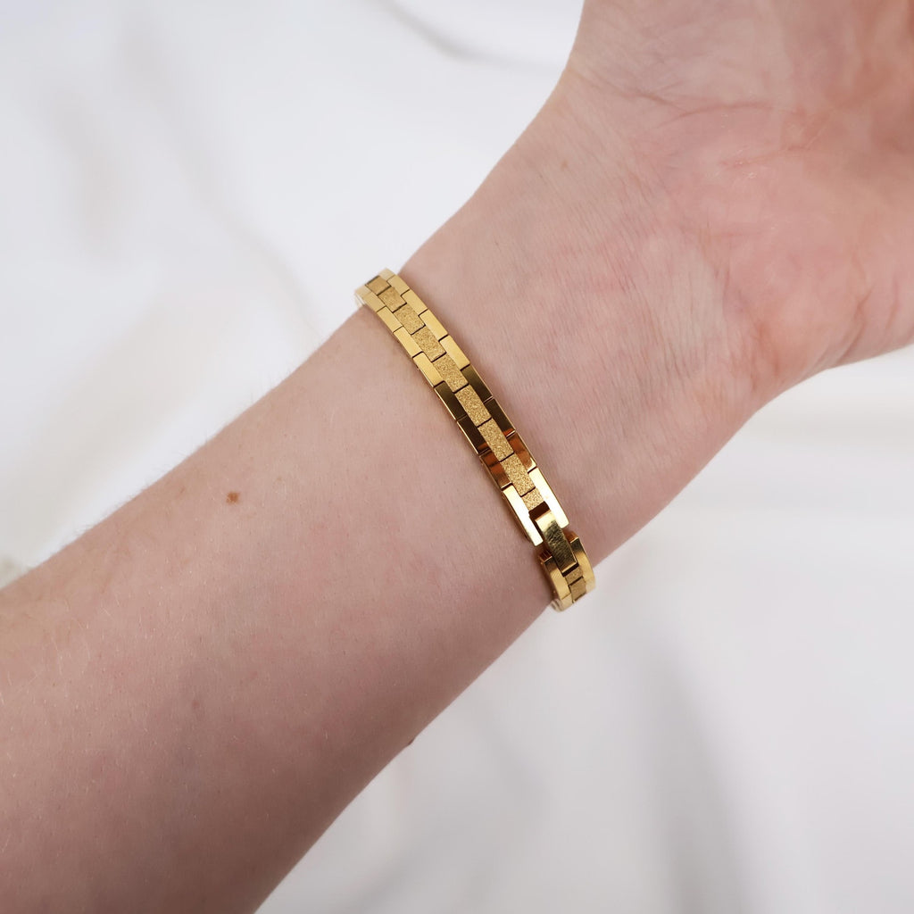 Vintage Black and Gold Pulsar Watch
