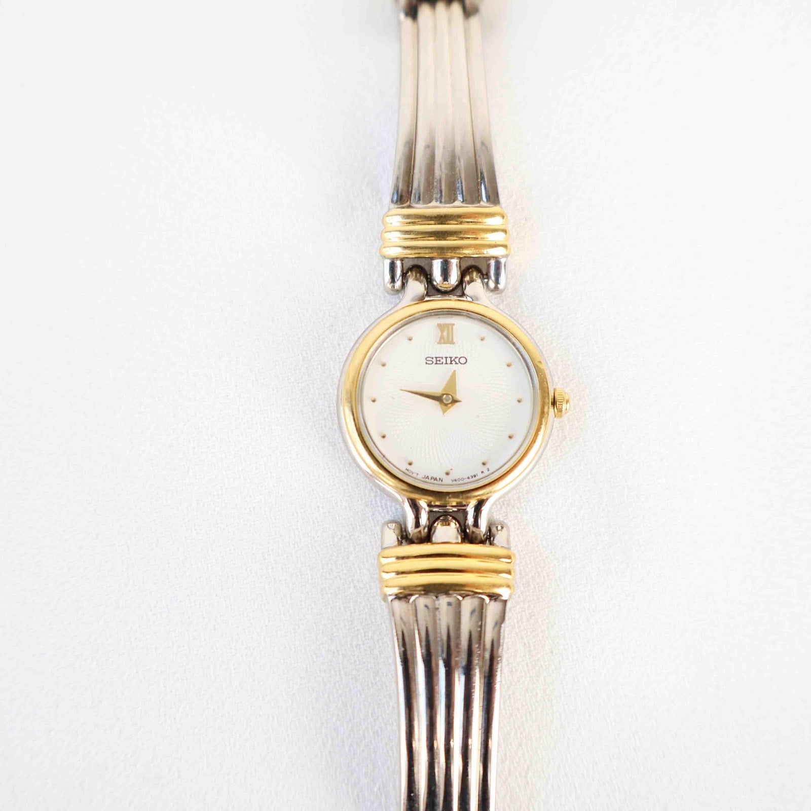 Vintage Two Tone Seiko with a White Round Face - (Working Battery)