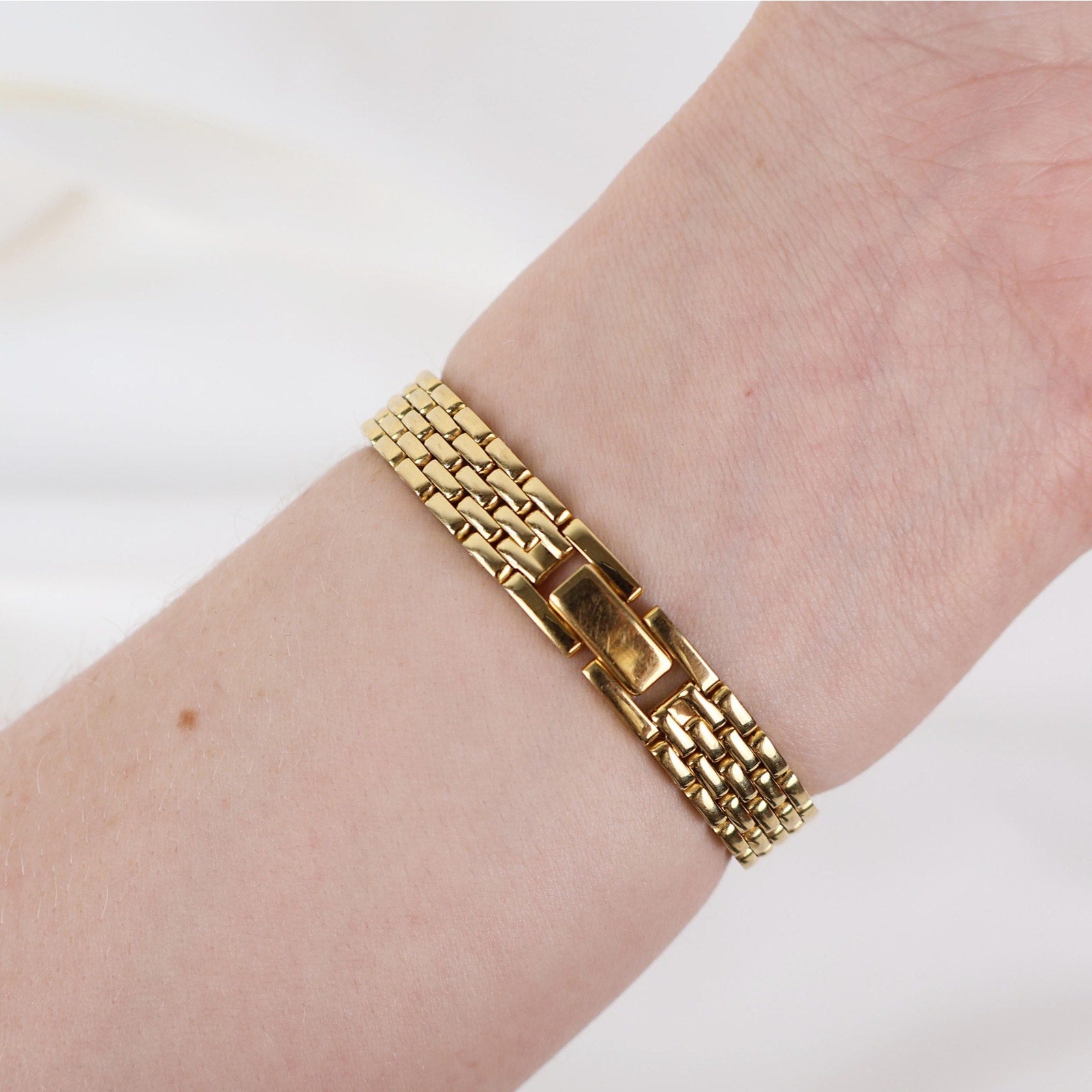 Vintage Gold Tone Pulsar Watch with a Circle Face
