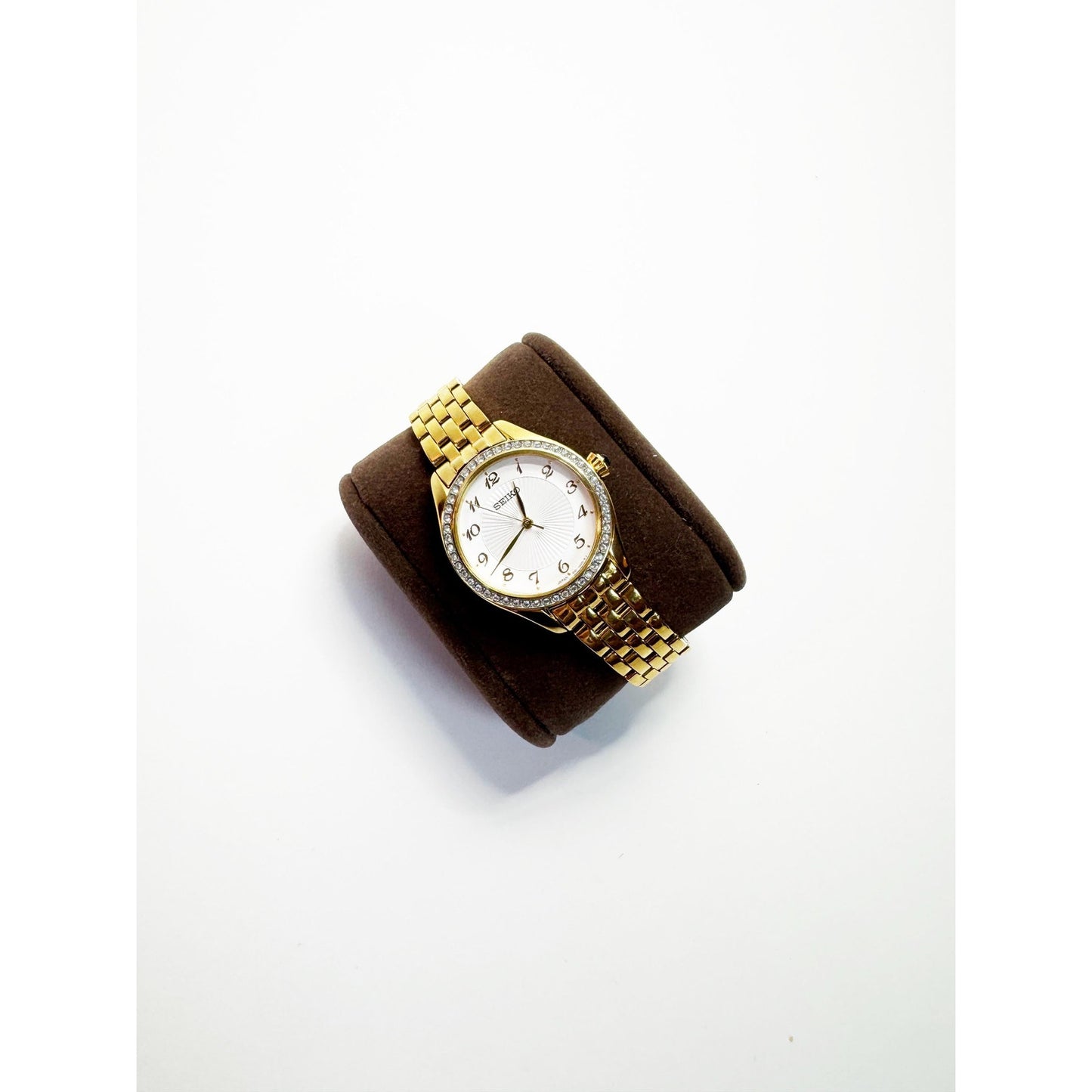 Vintage Gold Watch with Circular Crystal Face l Seiko