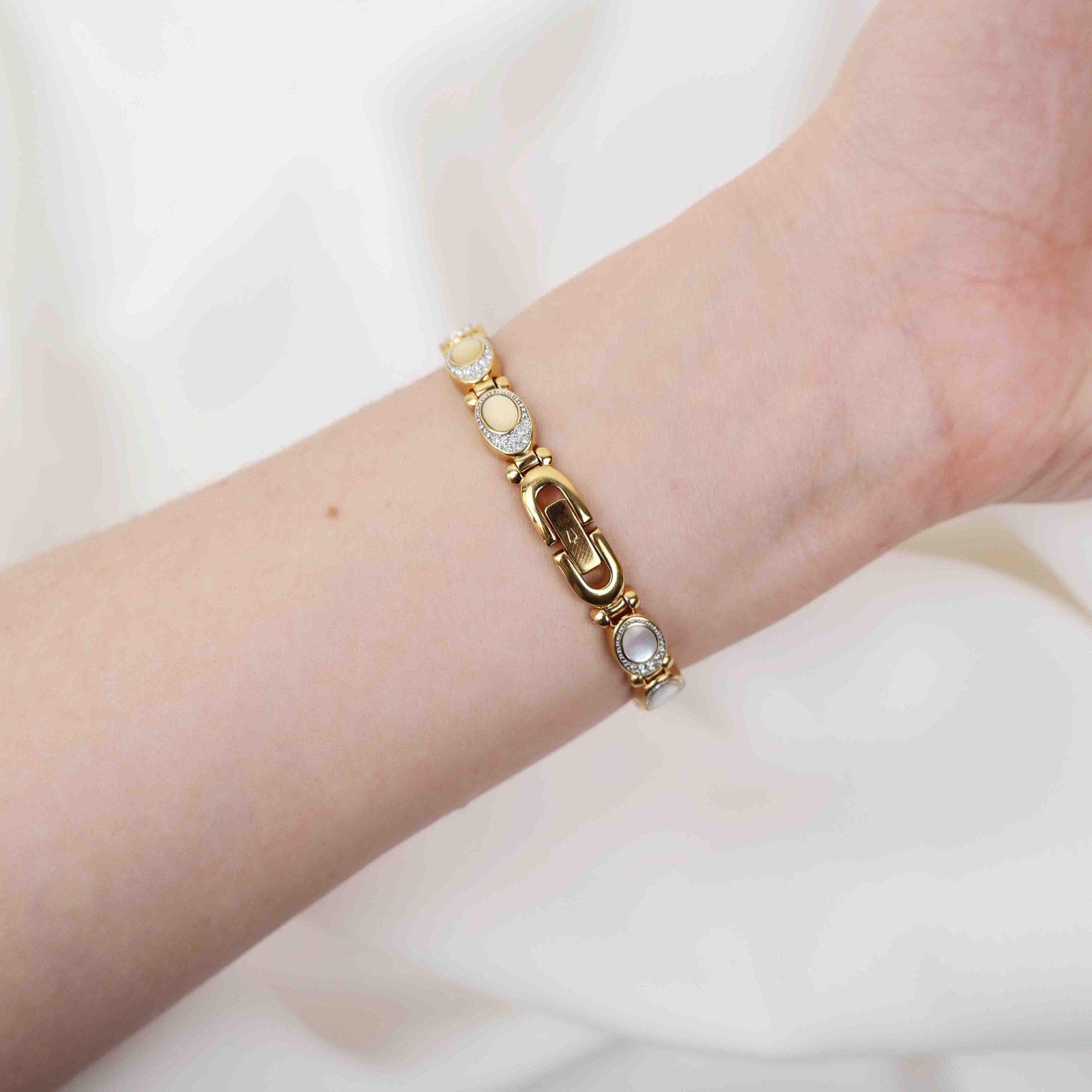 Stunning Vintage Bulova Watch – Gold Tone Bracelet (Working Battery)