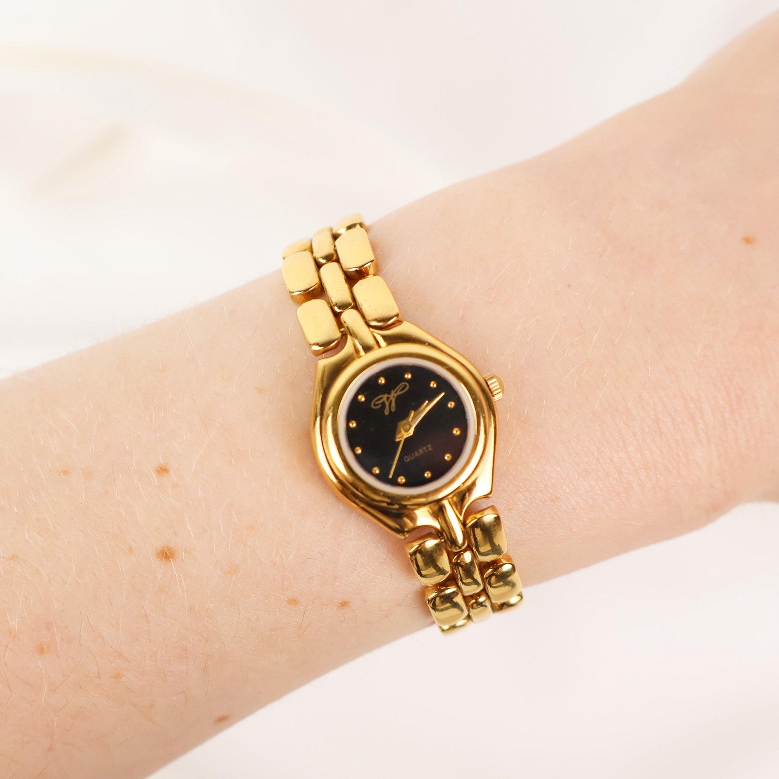 Vintage Black and Gold Worthington Watch with Round Face