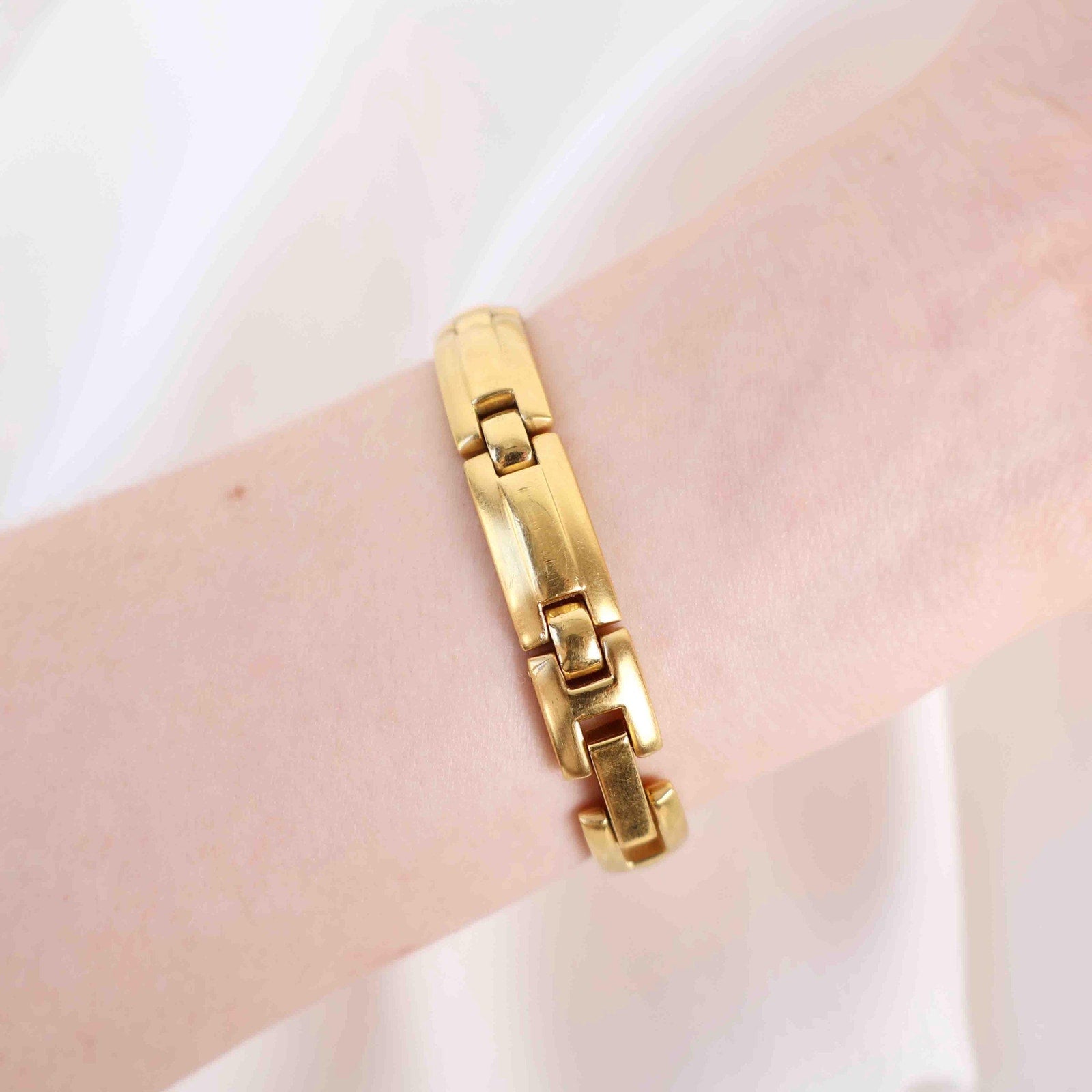 Vintage Anne Klein Round Face Watch – Gold Tone Chunky Style Bracelet (Working Battery)