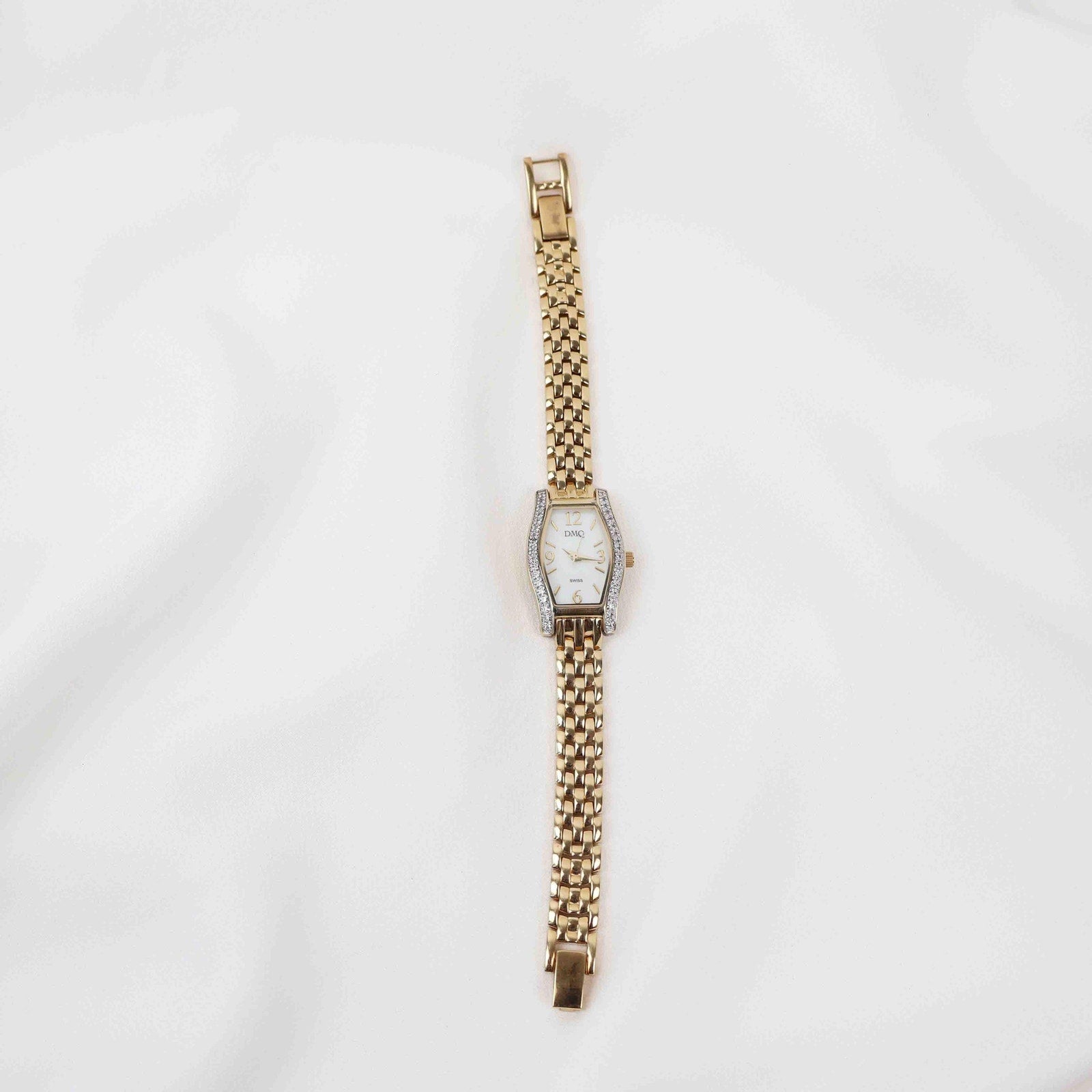 Vintage DMQ Oval Face Watch – Gold Tone Bracelet (Working Battery)
