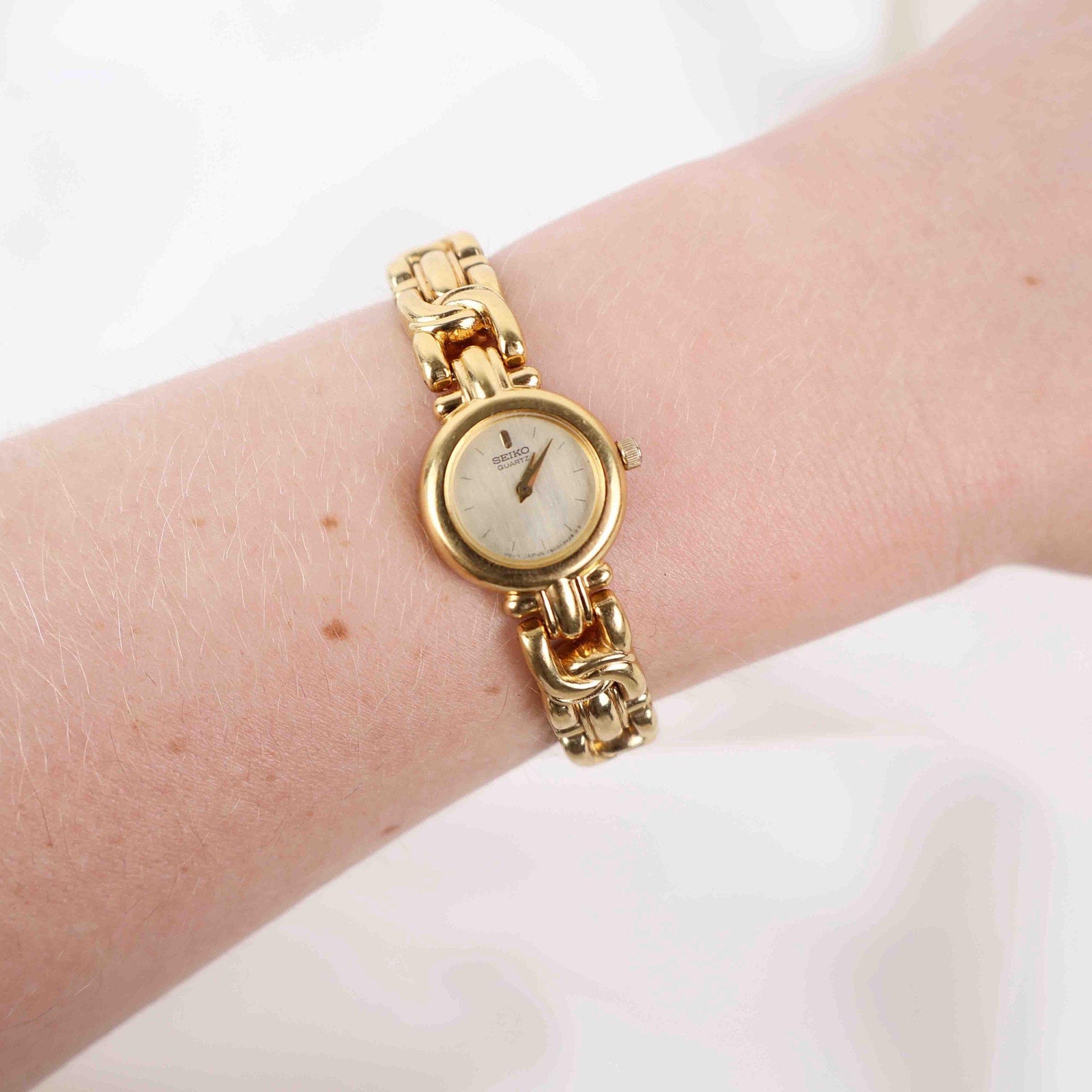 Vintage Seiko Round Face Watch – Gold Tone Rope Style Bracelet (Working Battery)