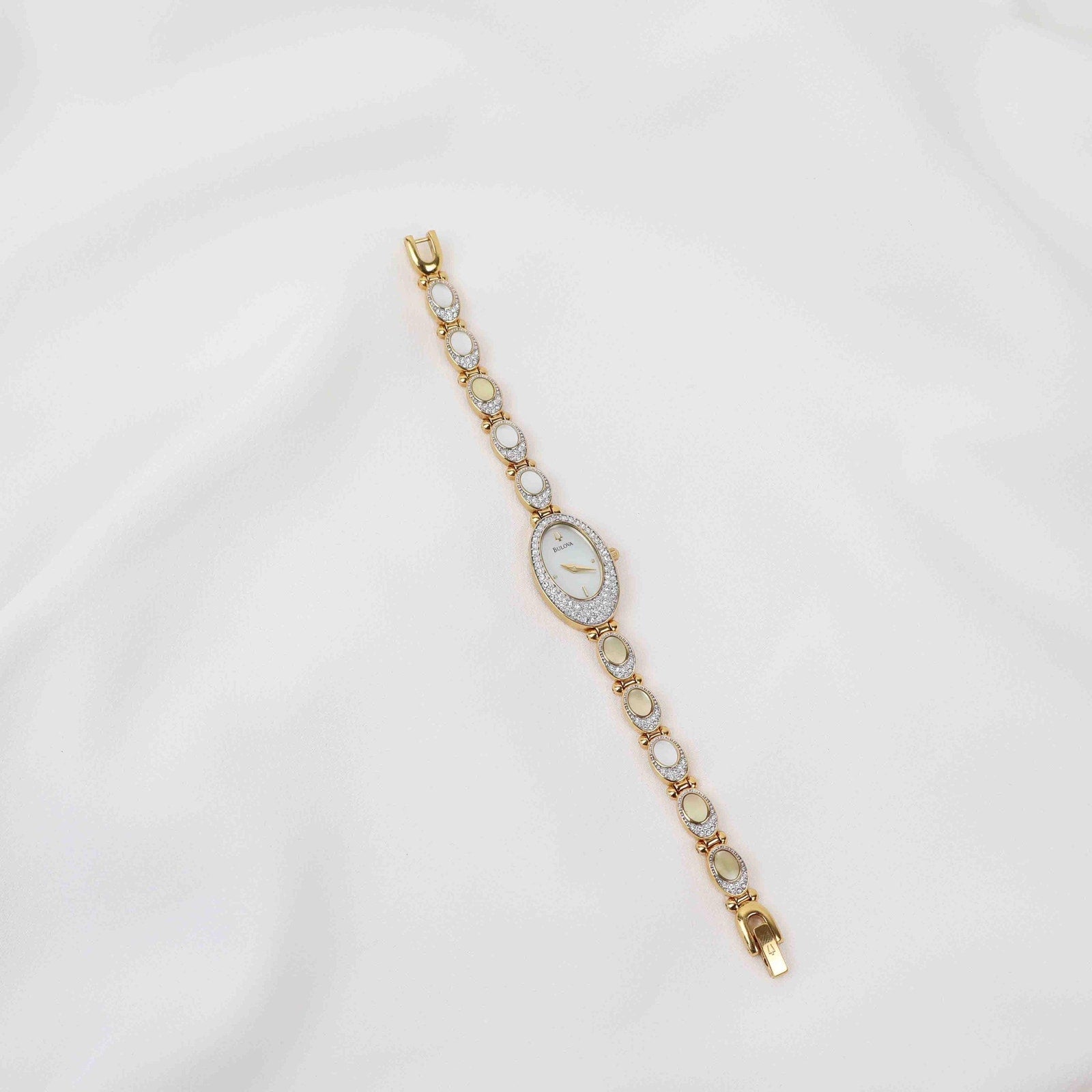 Stunning Vintage Bulova Watch – Gold Tone Bracelet (Working Battery)