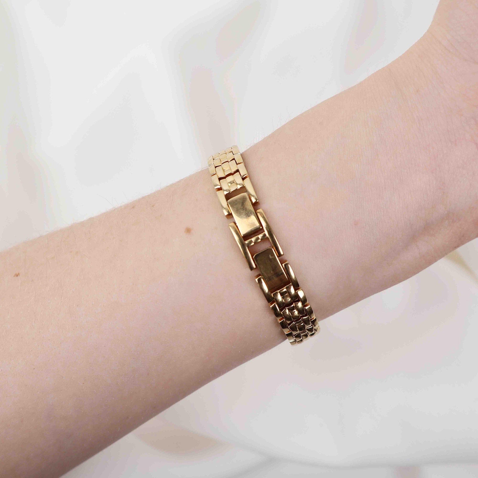 Vintage DMQ Oval Face Watch – Gold Tone Bracelet (Working Battery)