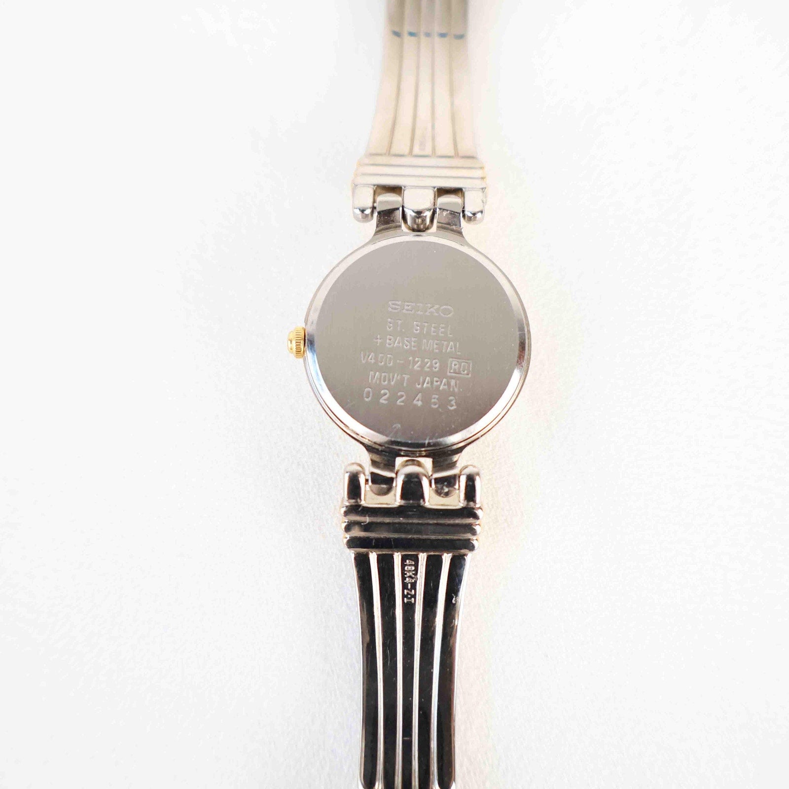 Vintage Two Tone Seiko with a White Round Face - (Working Battery)