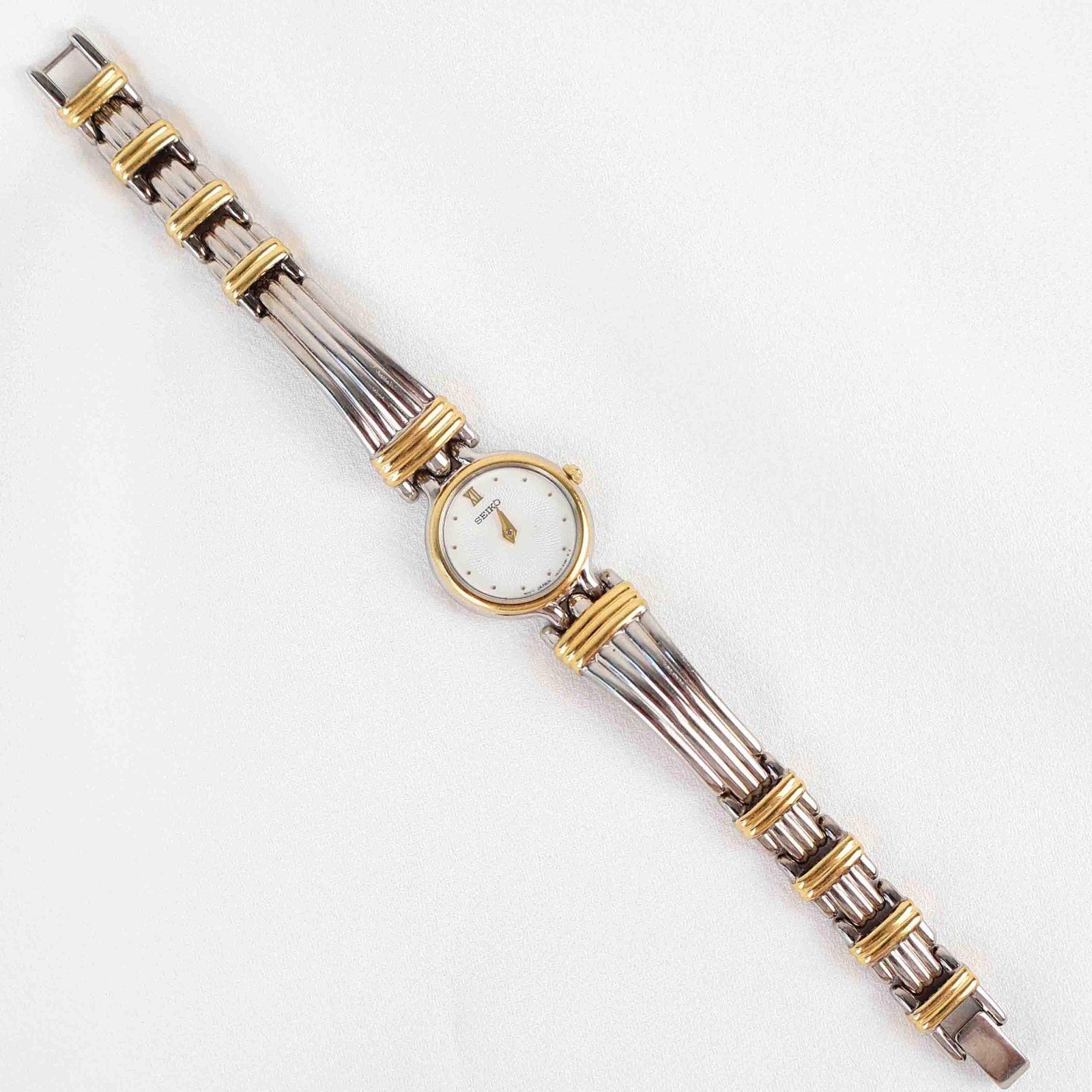 Vintage Two Tone Seiko with a White Round Face - (Working Battery)
