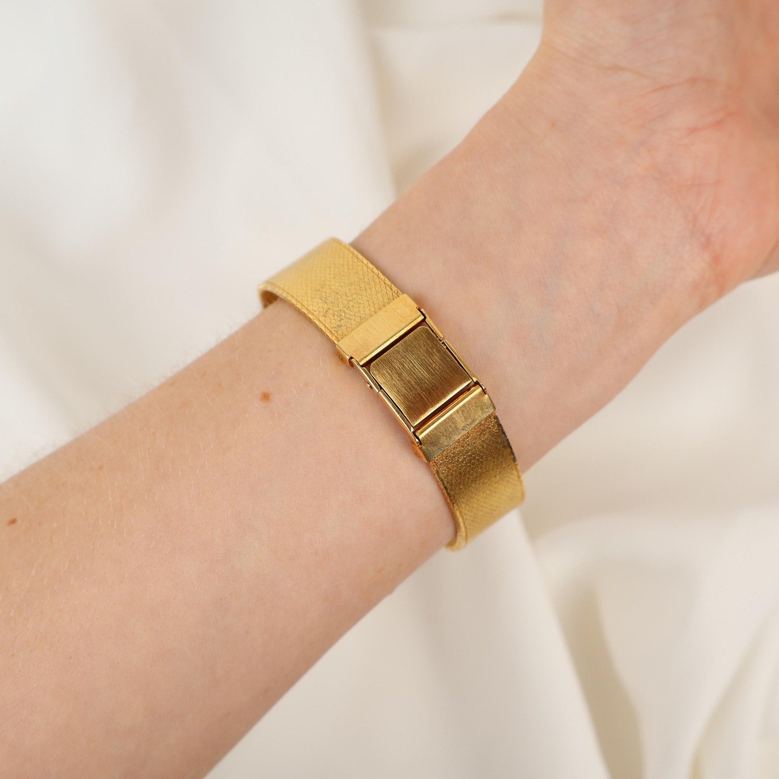 Stunning Vintage Gold Tone Nicolet Watch in Working Condition