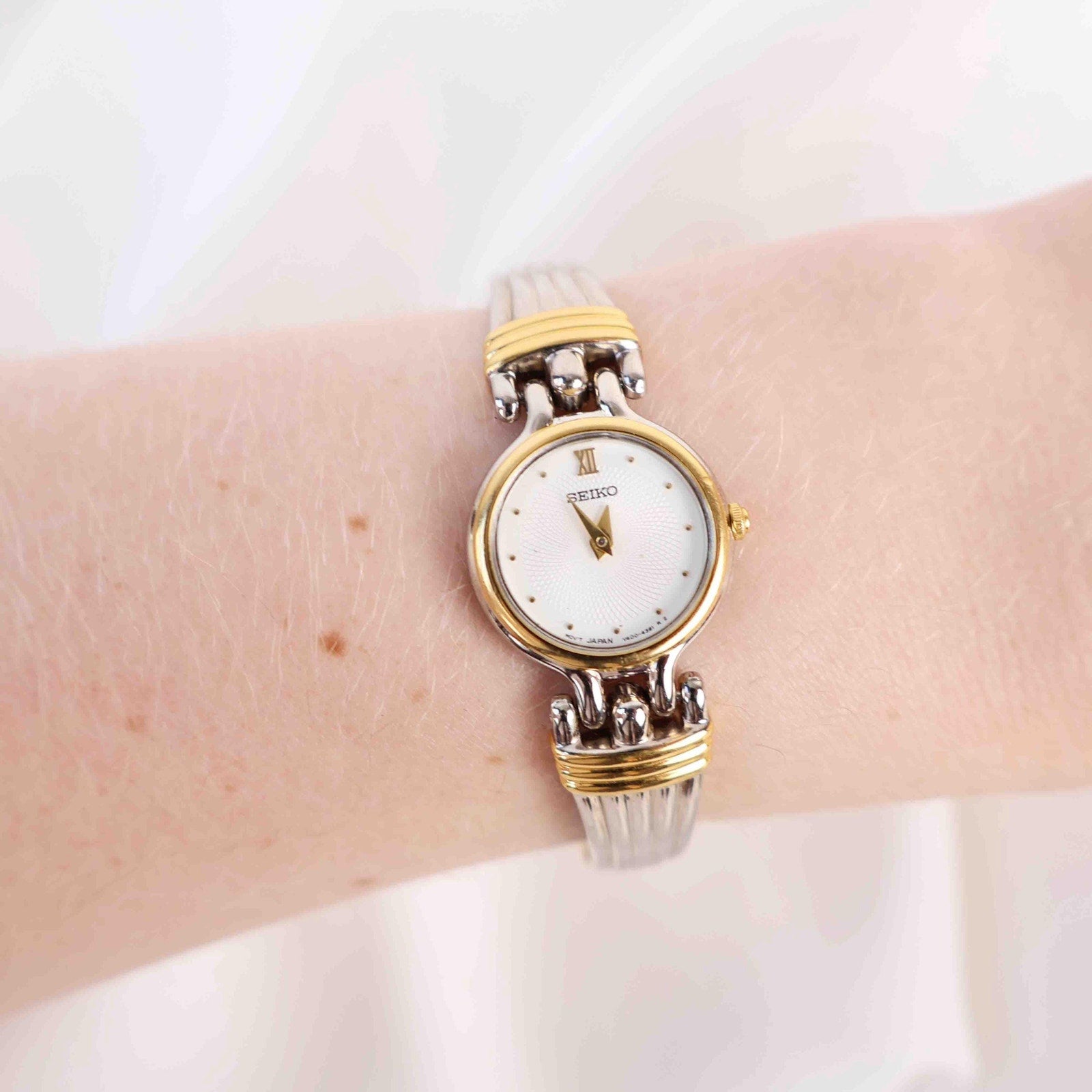 Vintage Two Tone Seiko with a White Round Face - (Working Battery)