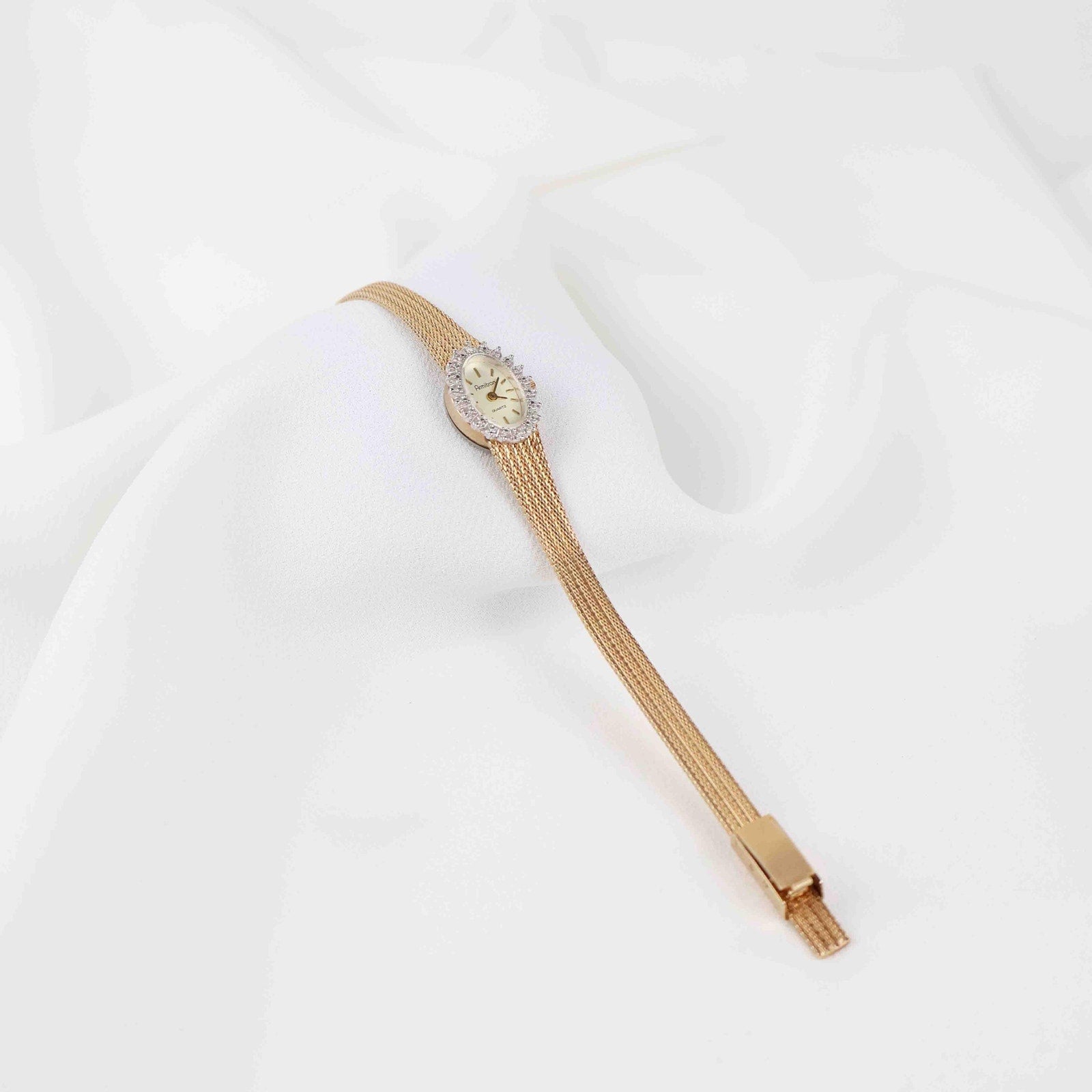 Vintage Armitron Diamond / Oval Face Watch – Gold Tone Bracelet (Working Battery)