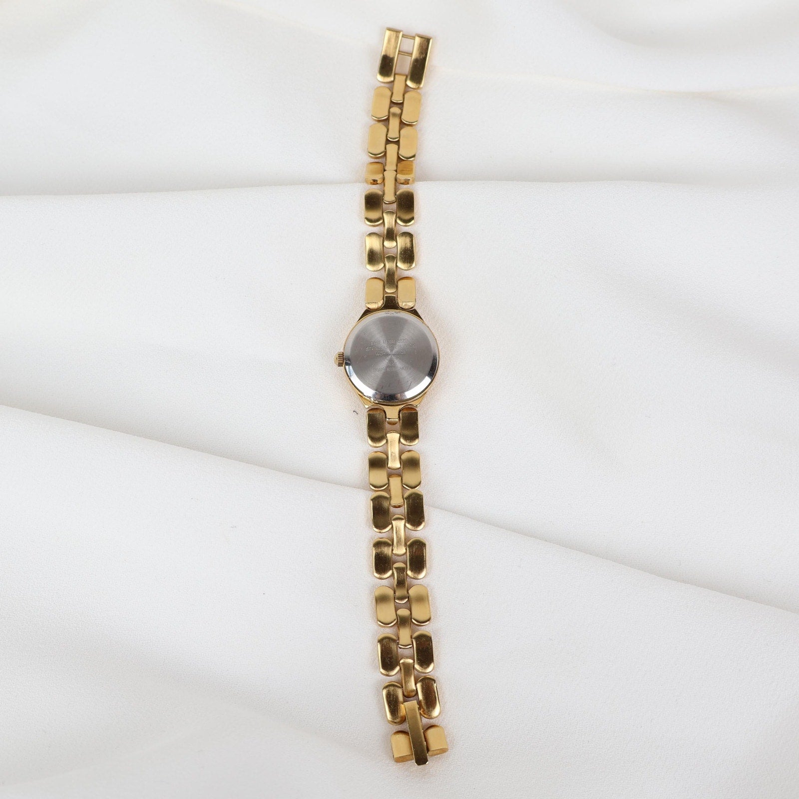 Vintage Black and Gold Worthington Watch with Round Face