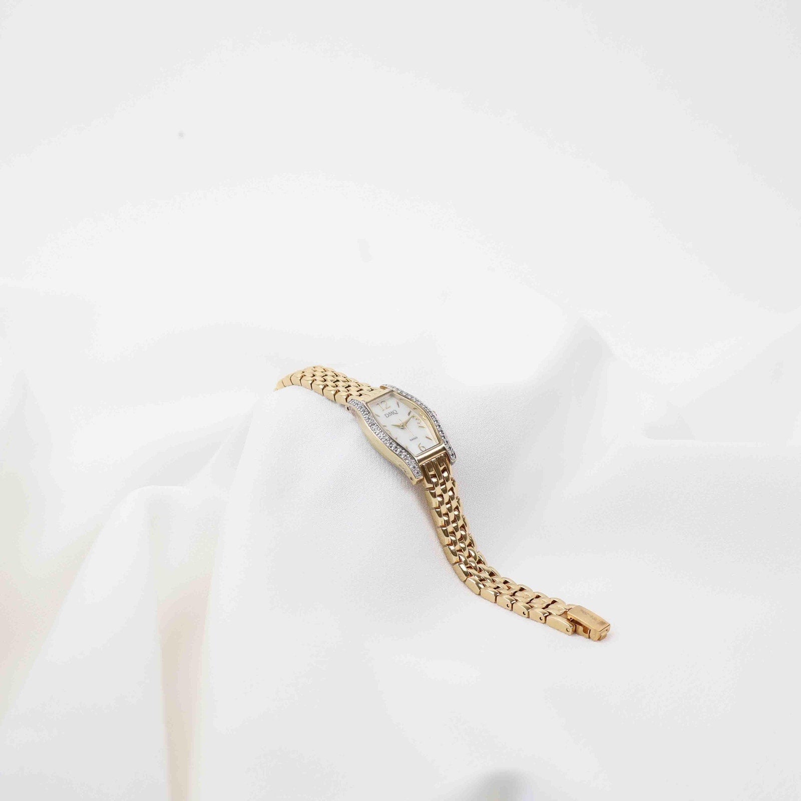 Vintage DMQ Oval Face Watch – Gold Tone Bracelet (Working Battery)