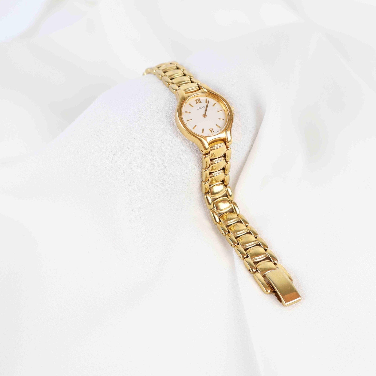 Vintage Seiko Round Face Watch – Gold Tone Bracelet (Working Battery)