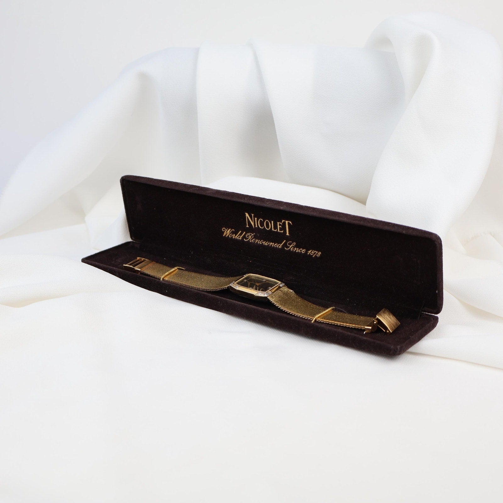 Stunning Vintage Gold Tone Nicolet Watch in Working Condition