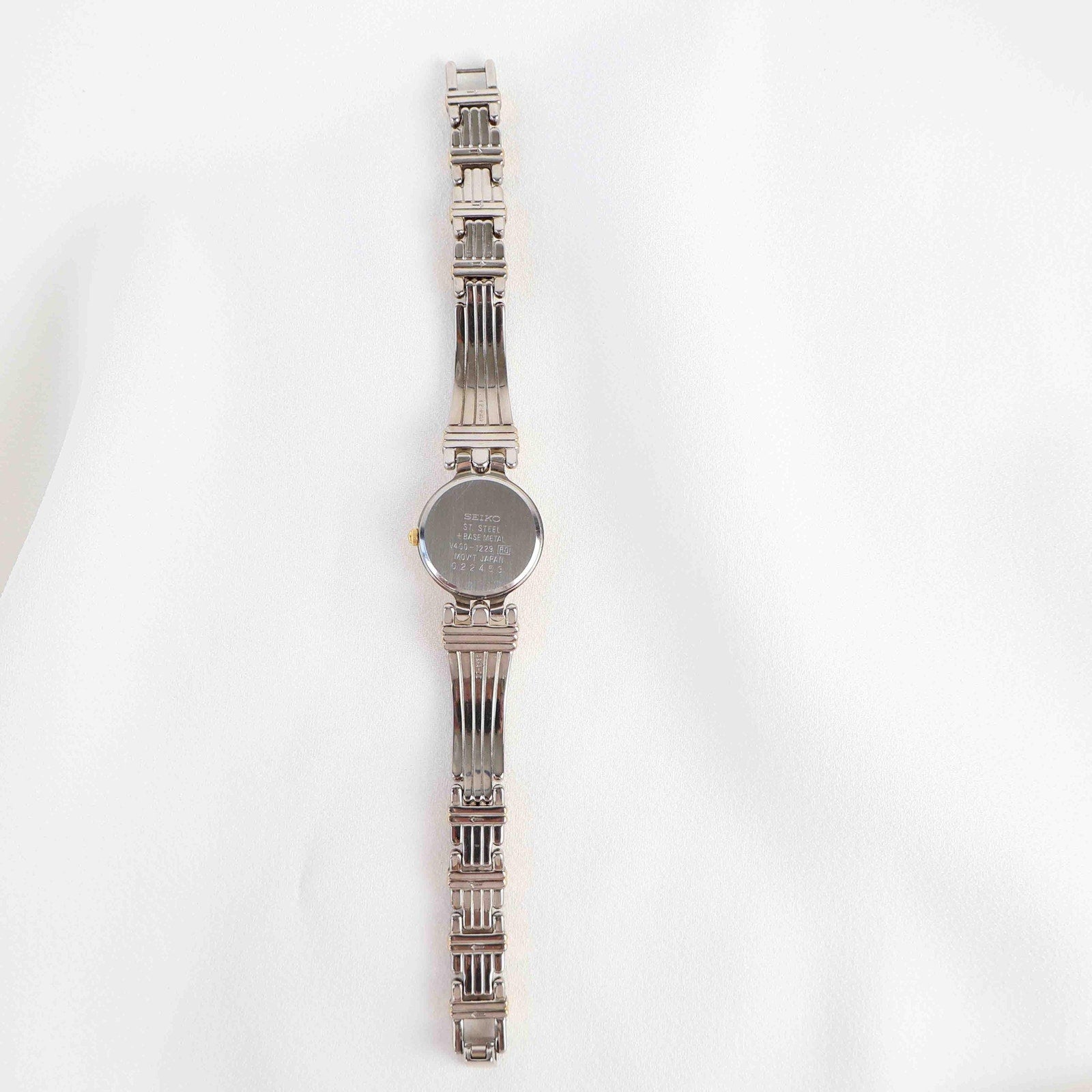 Vintage Two Tone Seiko with a White Round Face - (Working Battery)