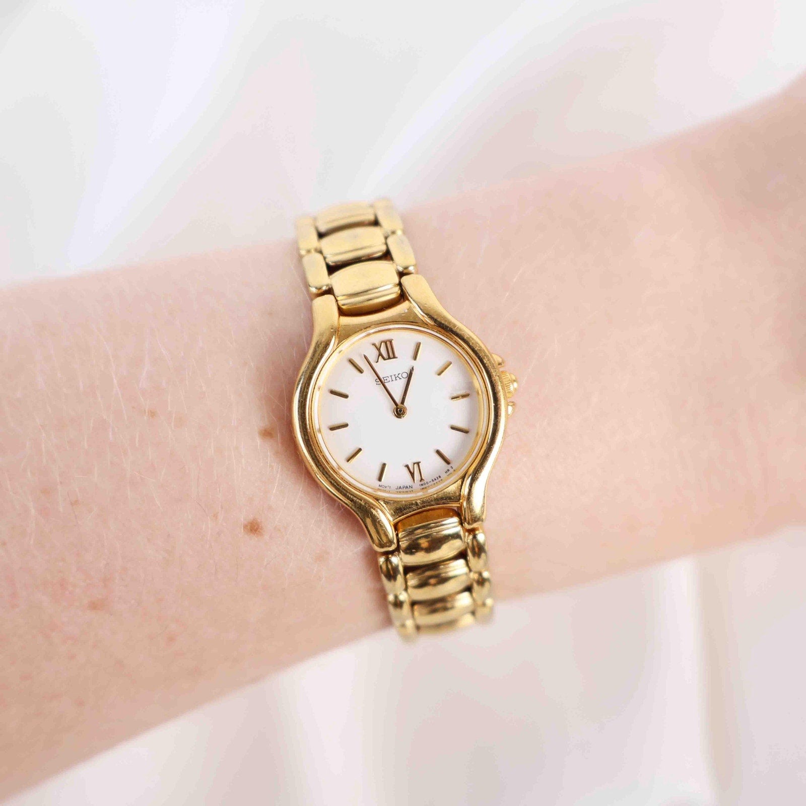 Vintage Seiko Round Face Watch – Gold Tone Bracelet (Working Battery)