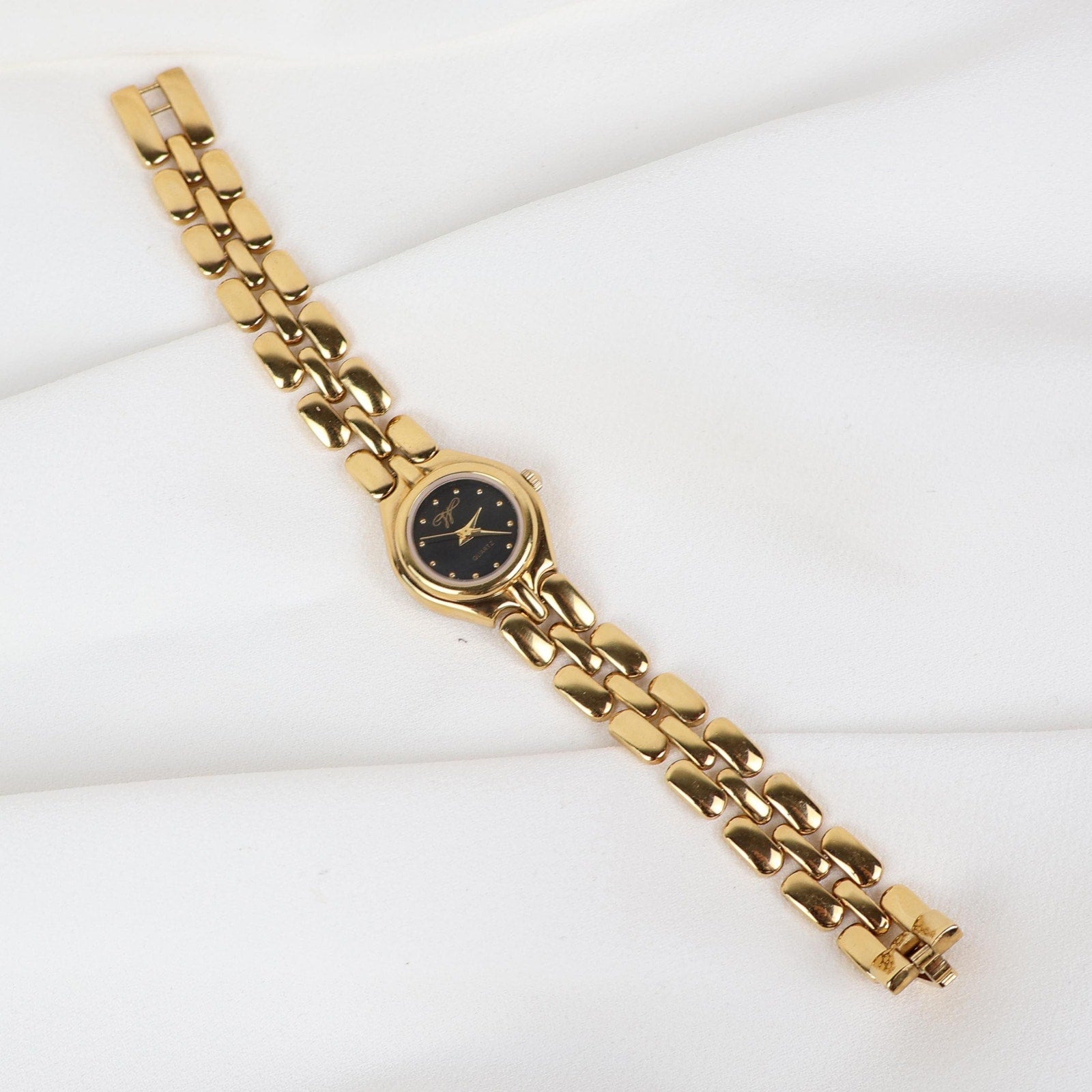 Vintage Black and Gold Worthington Watch with Round Face