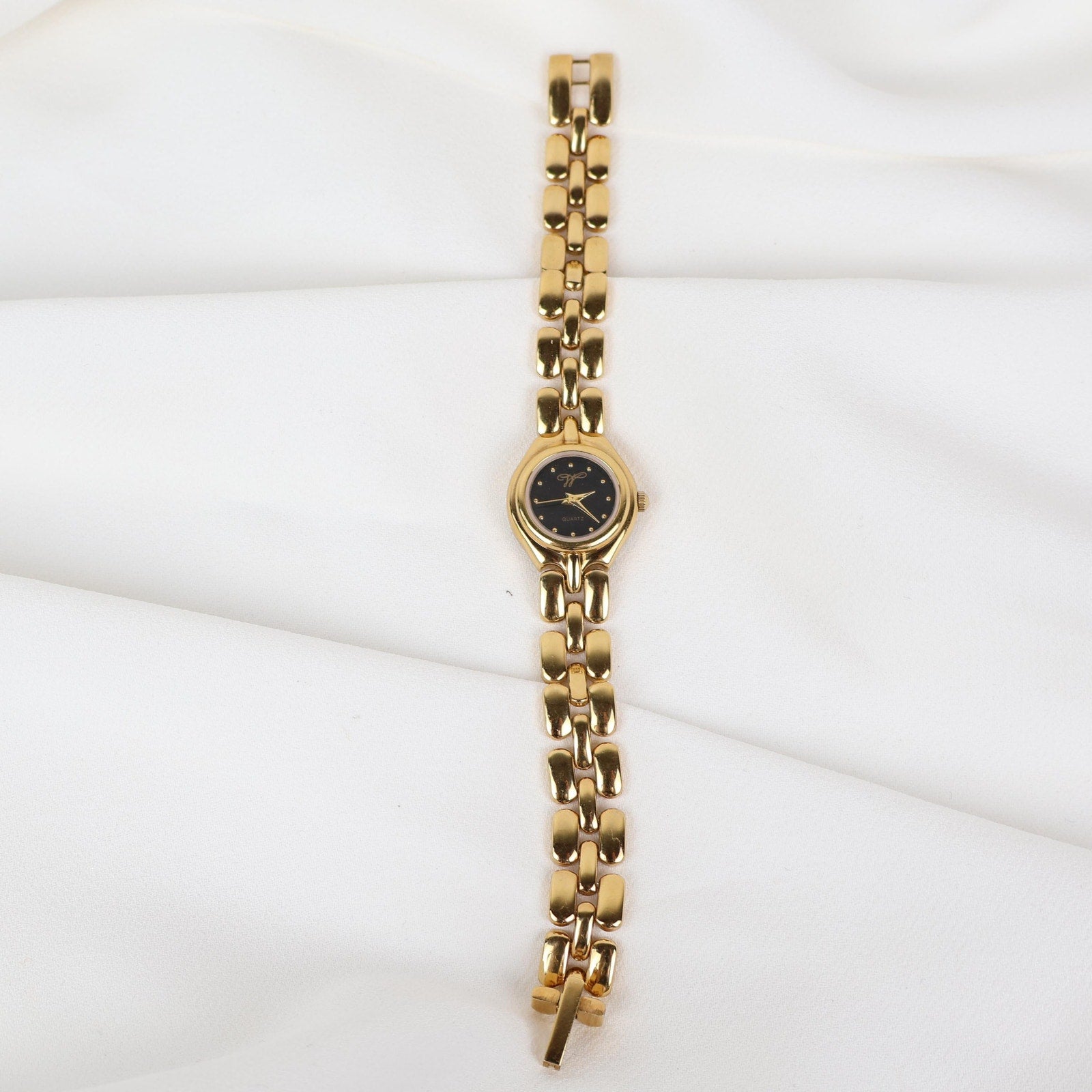 Vintage Black and Gold Worthington Watch with Round Face