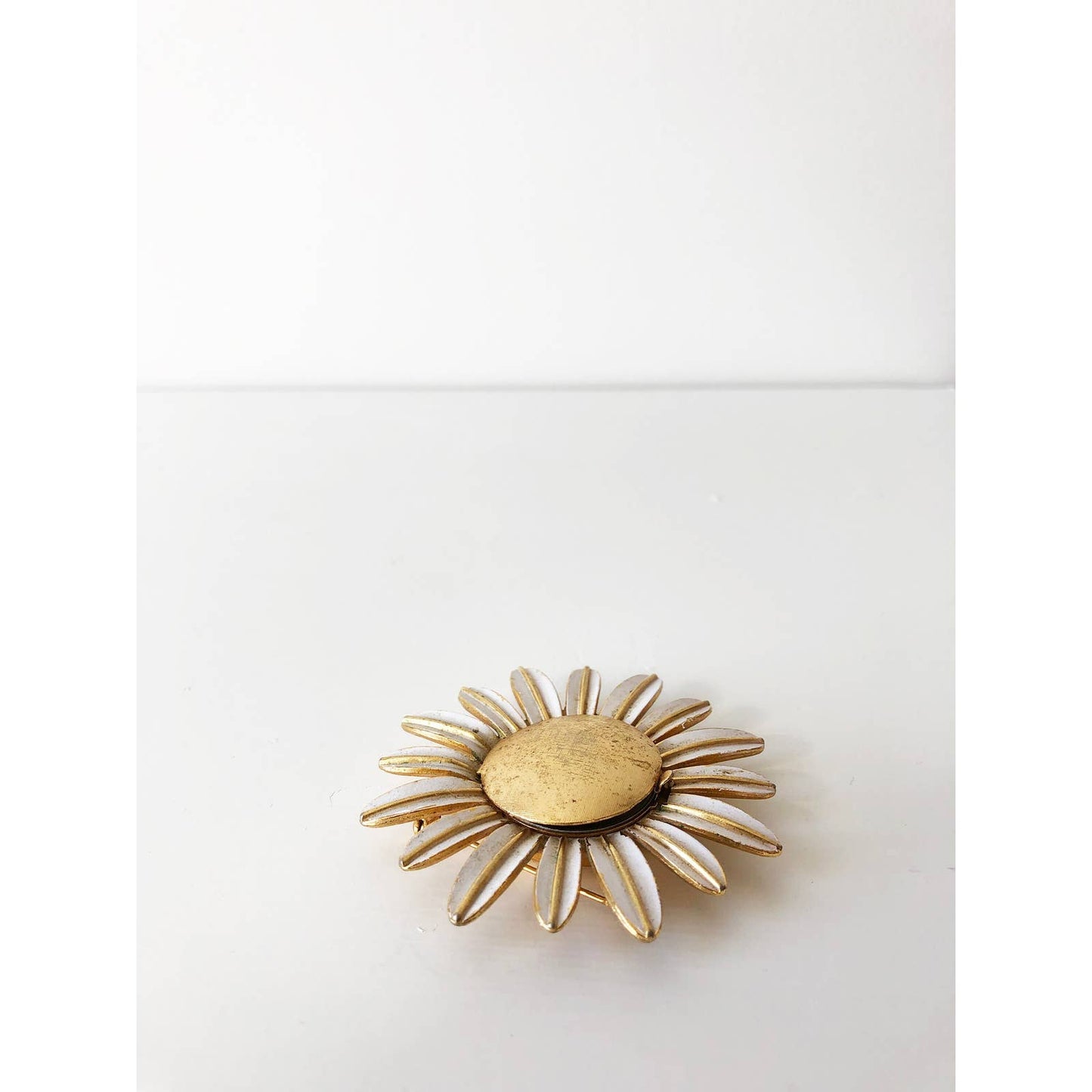 Daisy Flower Pin - White and Gold - Pill Pocket Pin