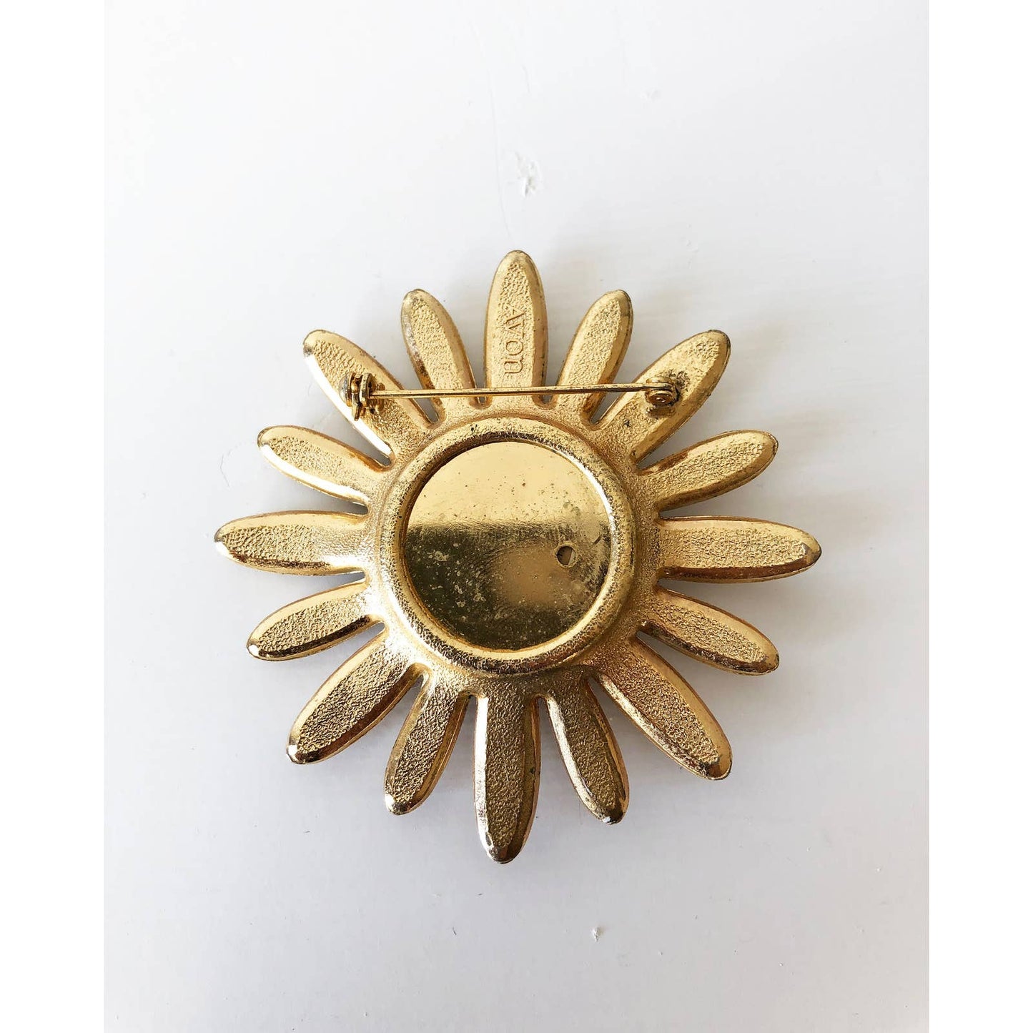 Daisy Flower Pin - White and Gold - Pill Pocket Pin