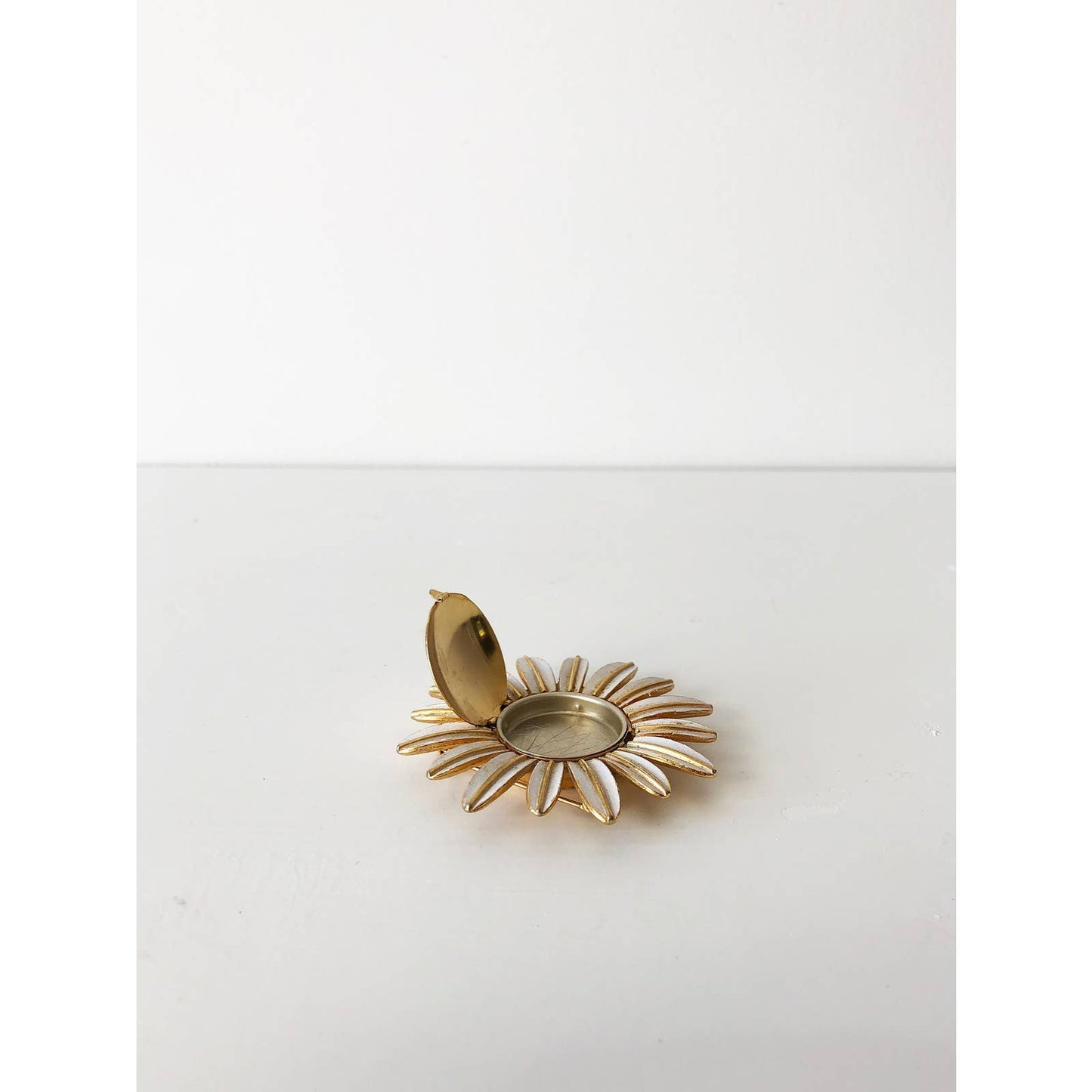 Daisy Flower Pin - White and Gold - Pill Pocket Pin