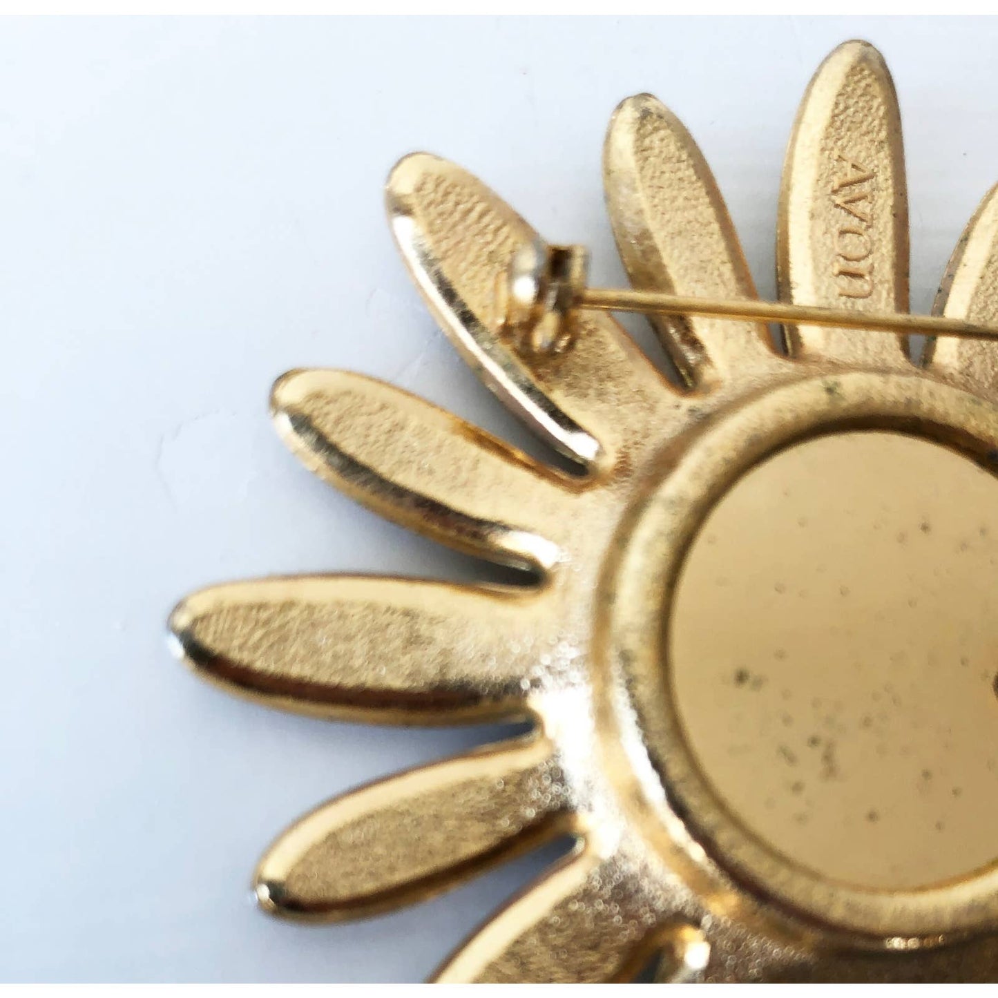 Daisy Flower Pin - White and Gold - Pill Pocket Pin